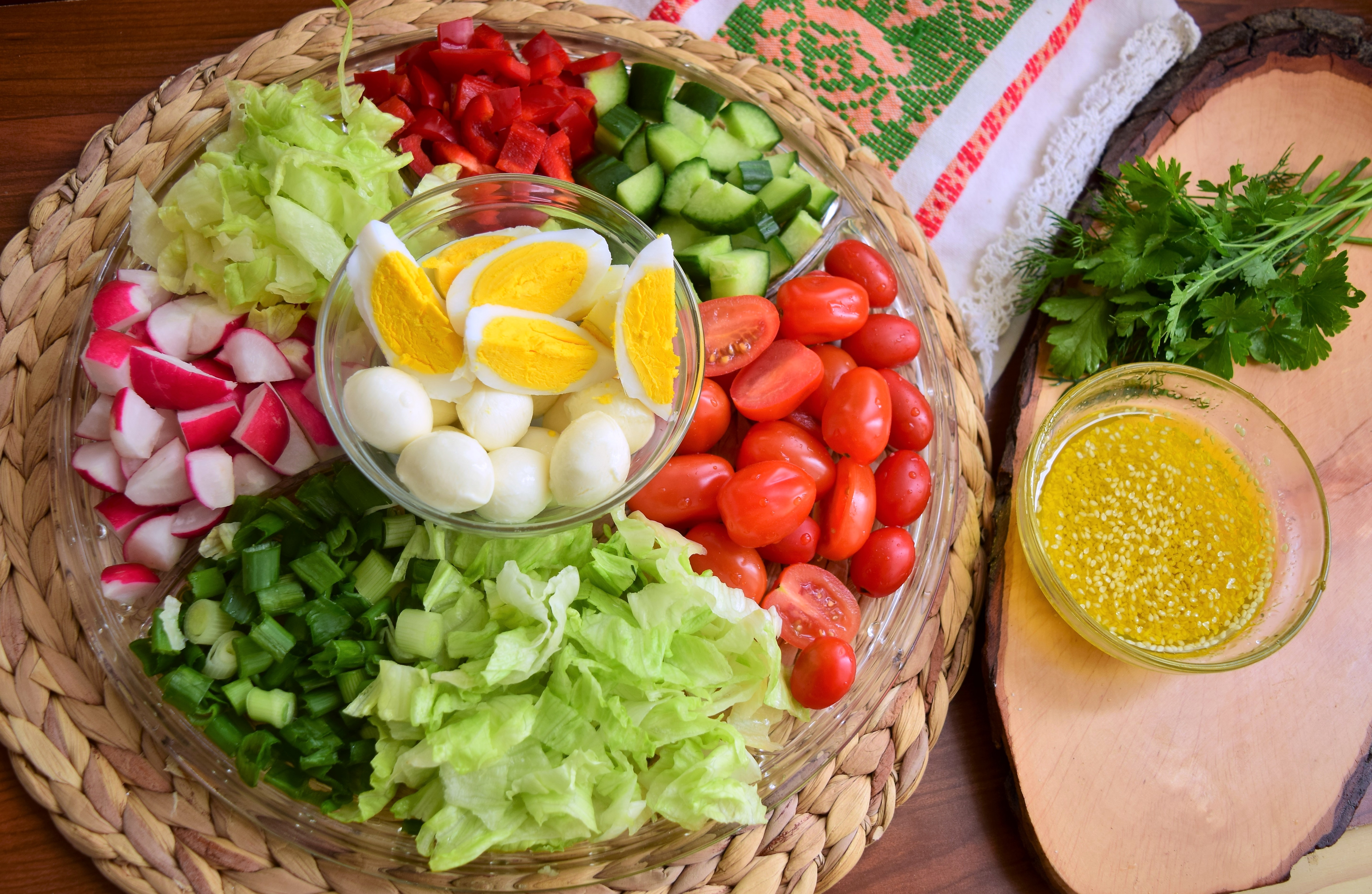 Salata de legume cu mini mozzarella si oua fierte