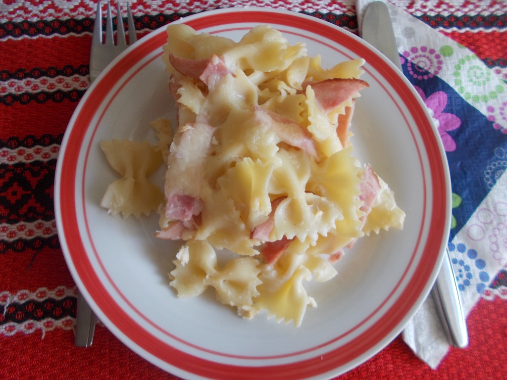 Farfalle cu șuncă și cașcaval, la cuptor