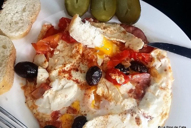 Aperitiv Oua cu carnat chorizo, ricotta si sos de rosii