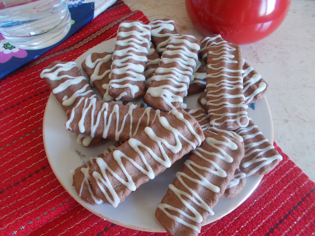 Desert biscuti spritati, cu cacao si glazurati cu ciocolata