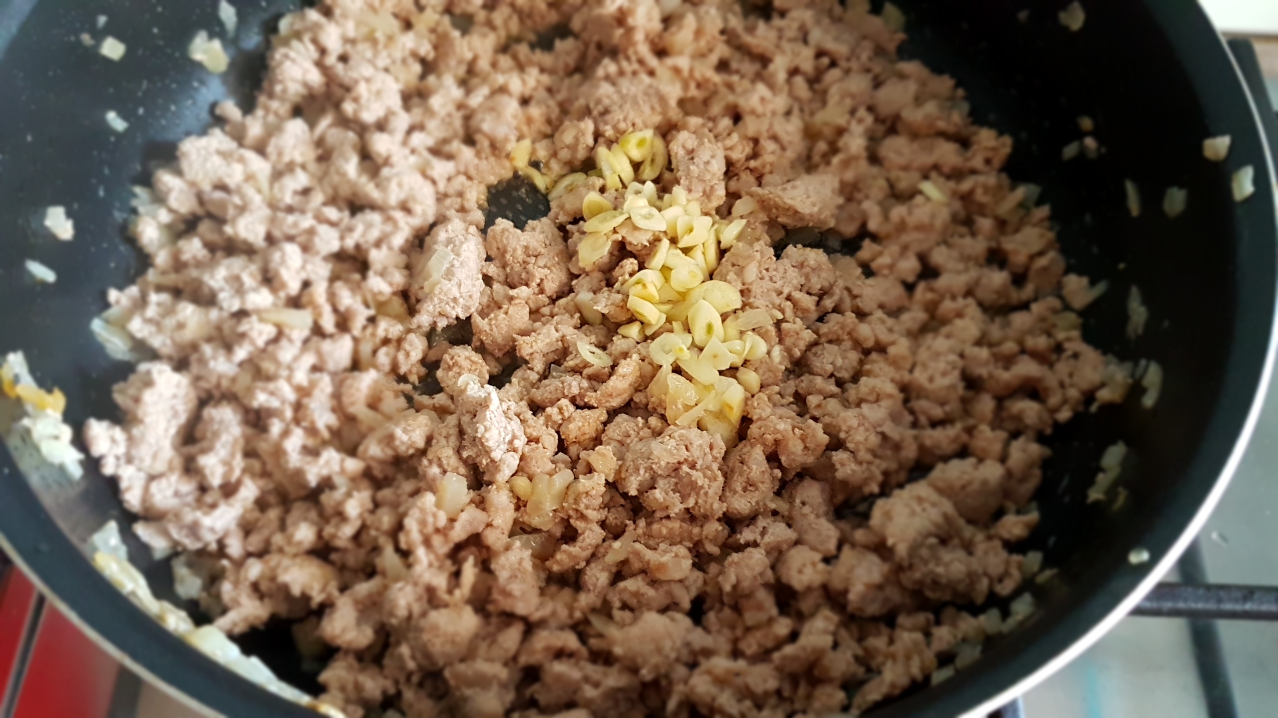 Paste cu carne de porc in sos de rosii aromat