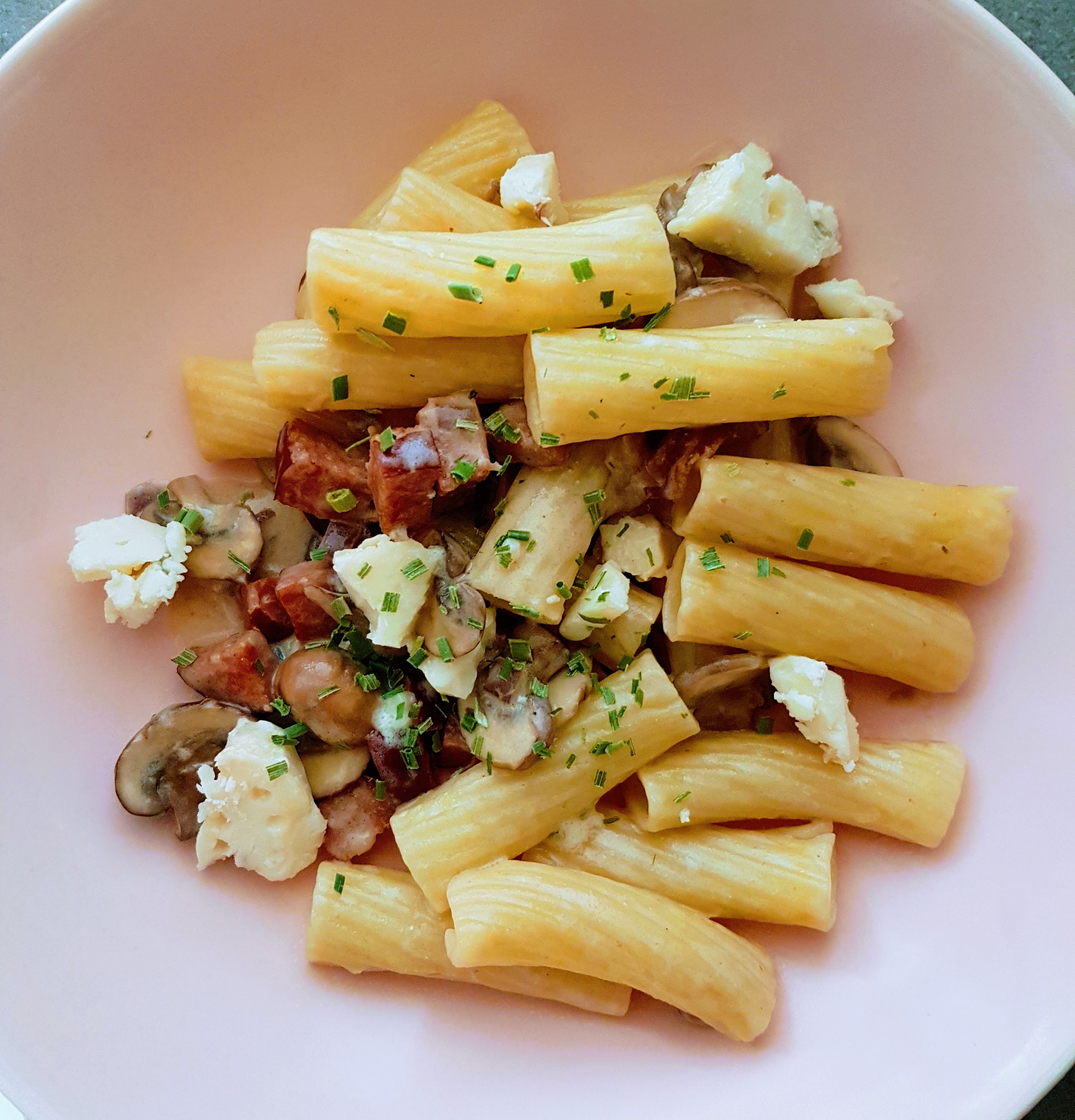 Rigatoni cu branza albastra, ciuperci si cabanos