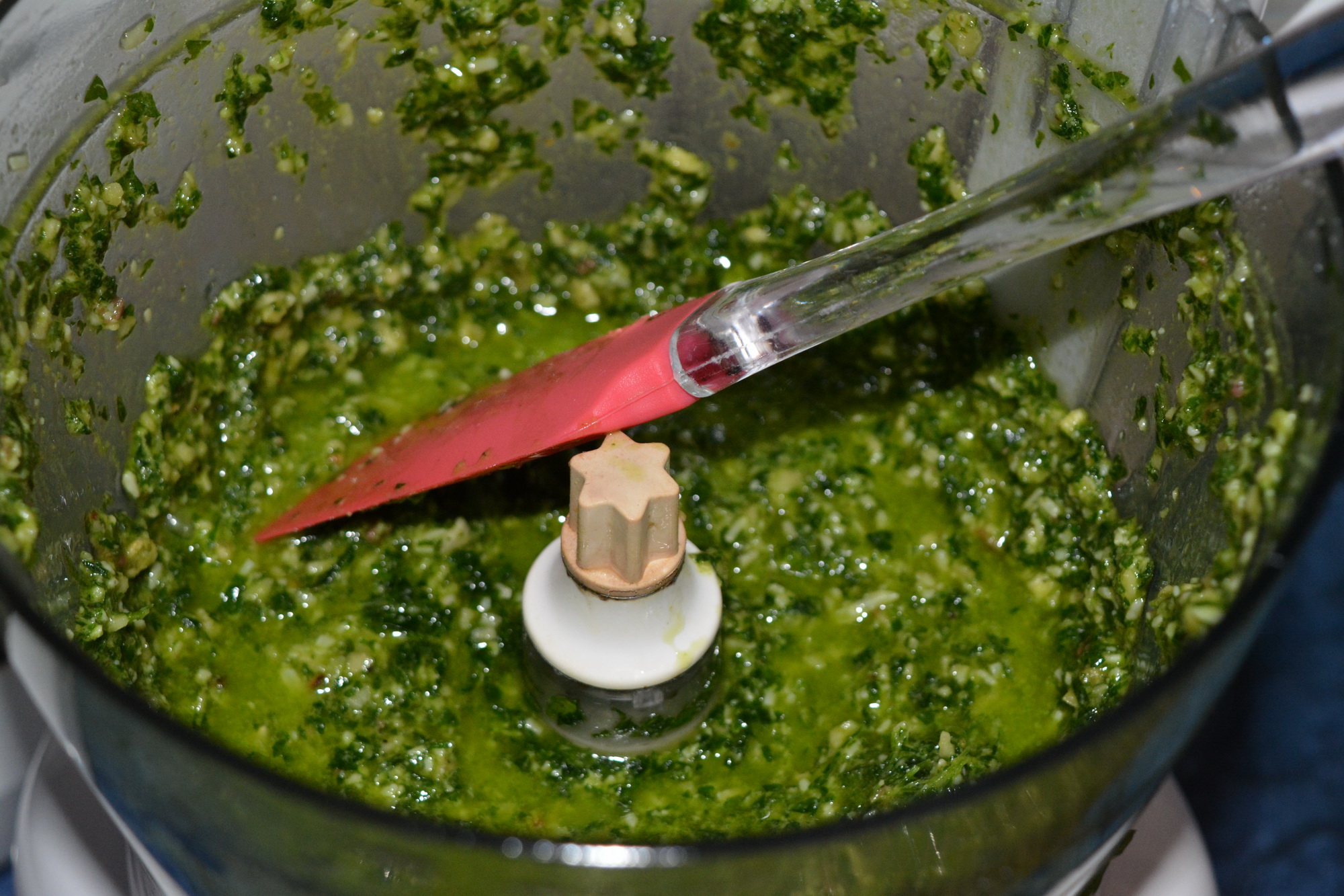 Supa crema de cartofi cu usturoi copt si pesto de patrunjel