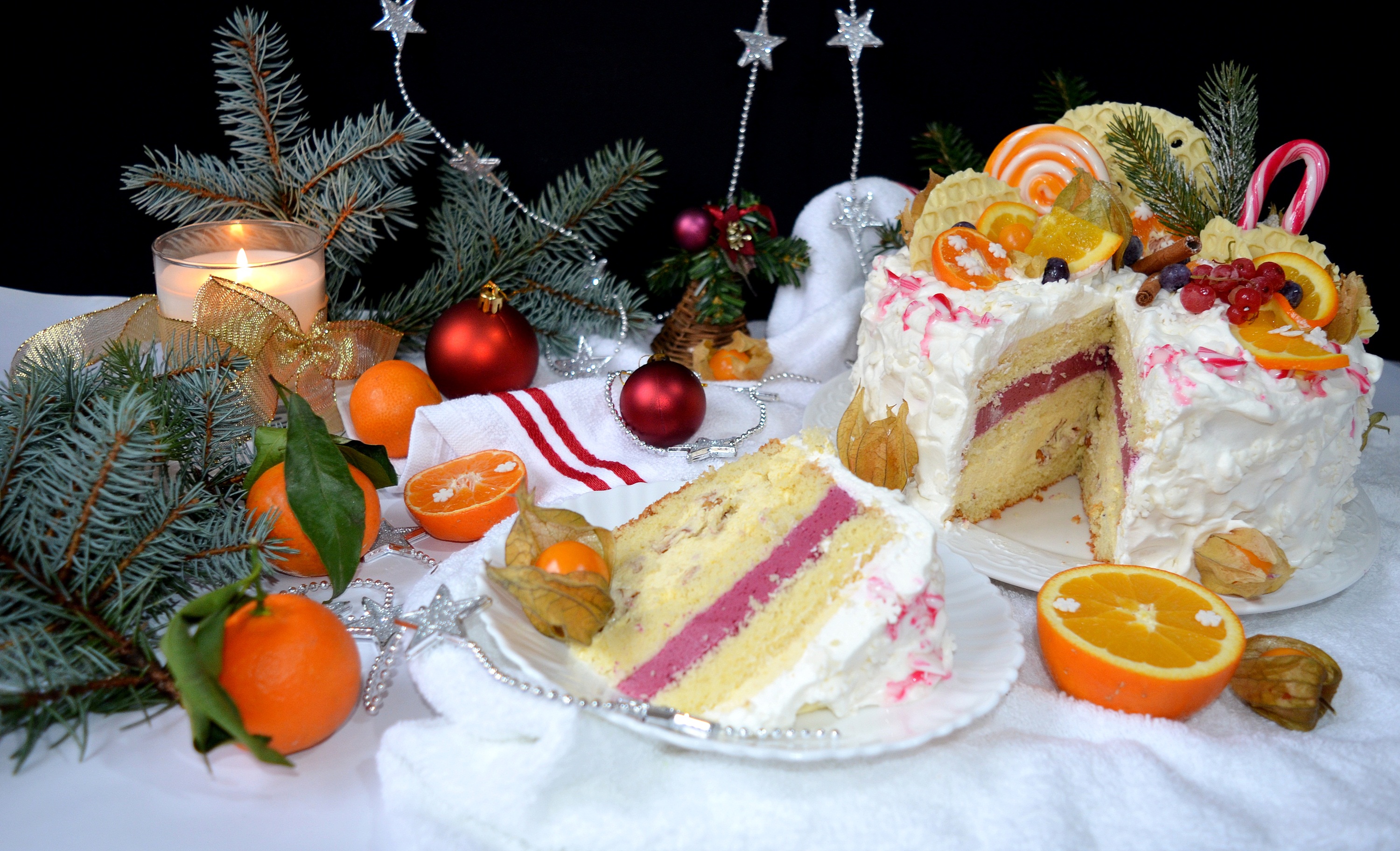 Tort cu mousse de nuci, portocale si fructe de padure