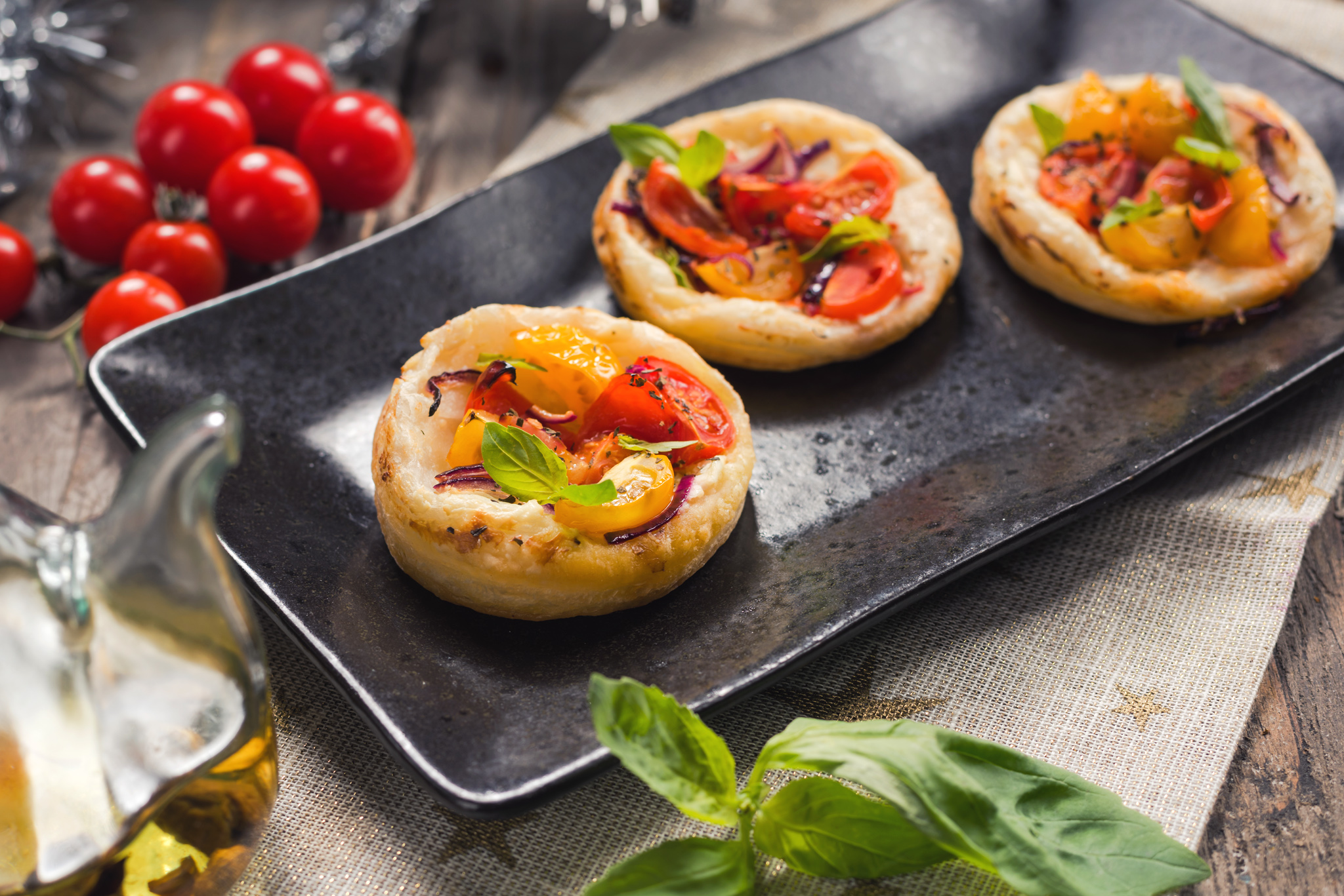 Aperitiv mini-tarte cu crema de branza si rosii cherry