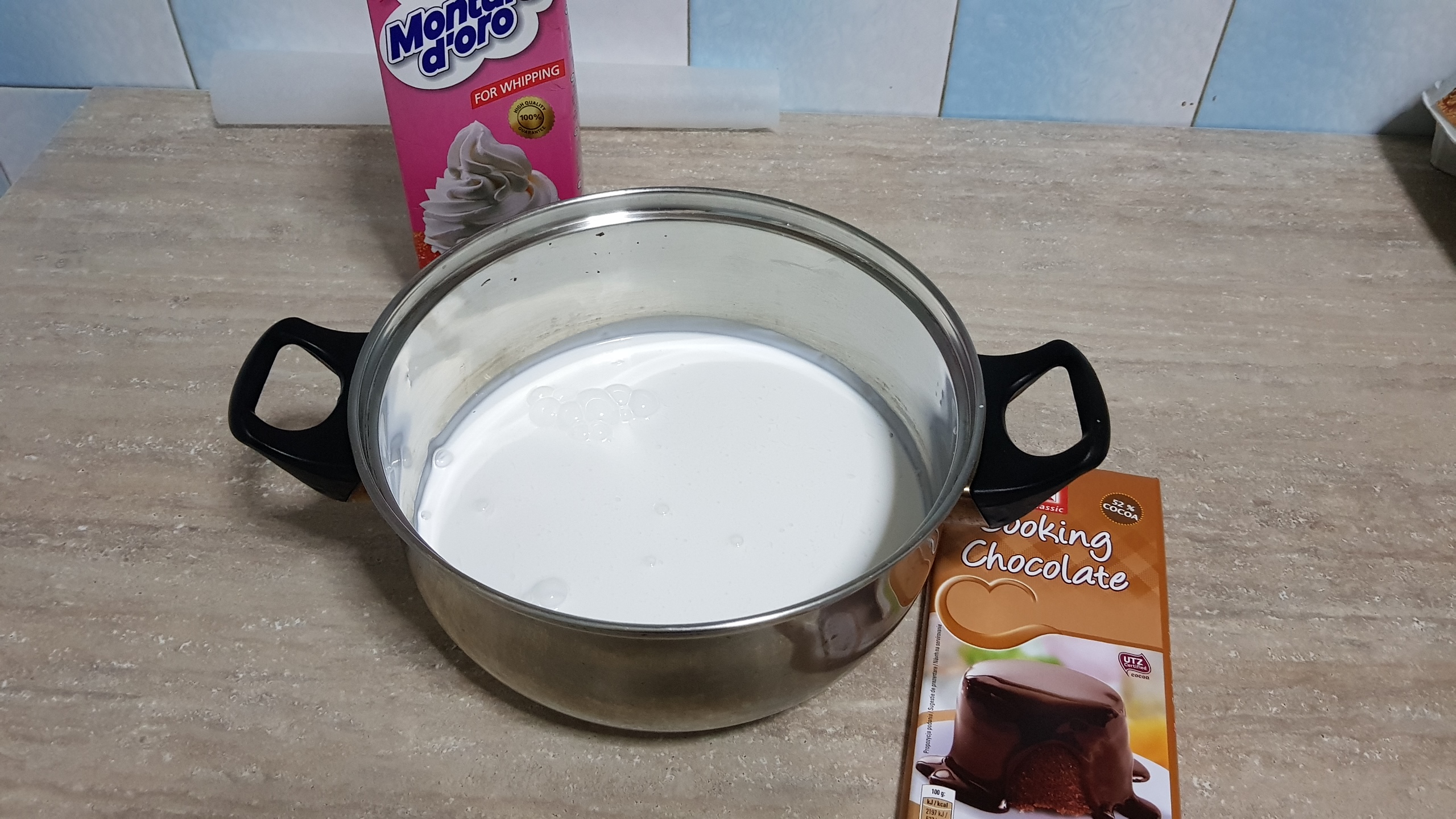 Tort cu crema de ciocolata si crema de lapte cu visine