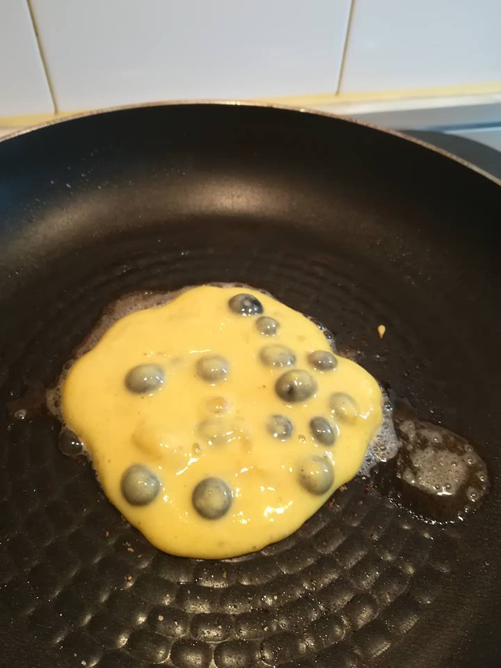 Desert pancakes cu afine si sirop de artar