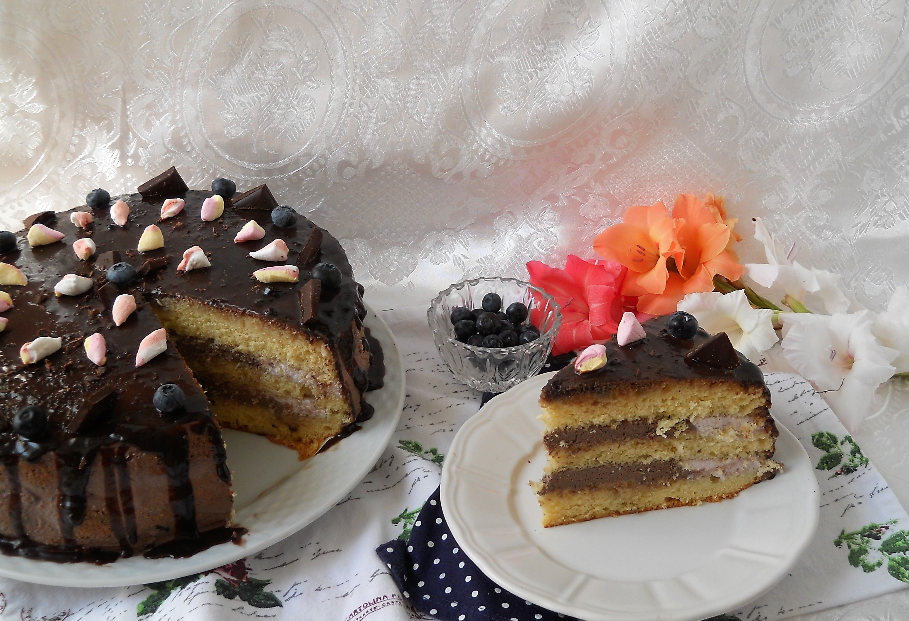 Desert tort cu crema de afine si ciocolata