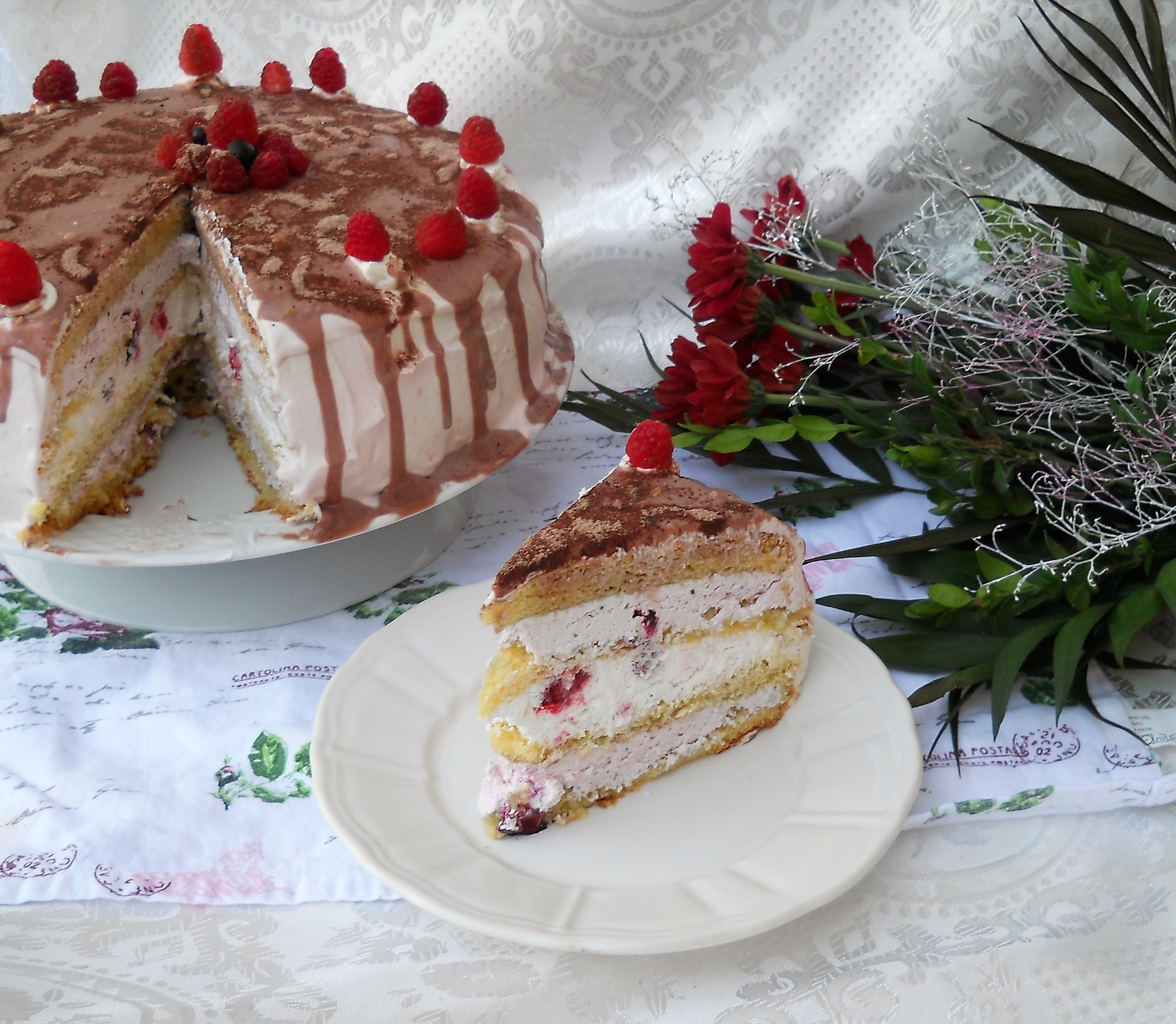 Desert tort cu crema de ciocolata alba si coacaze