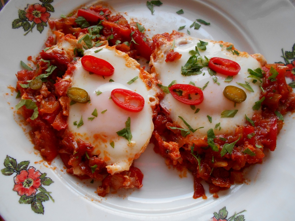 Aperitiv Shakshouka (Ochiuri in sos condimentat de rosii)