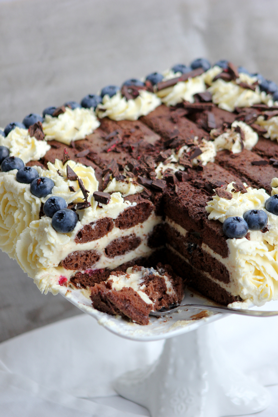 Desert tort cu piscoturi, crema de vanilie si fructe de padure