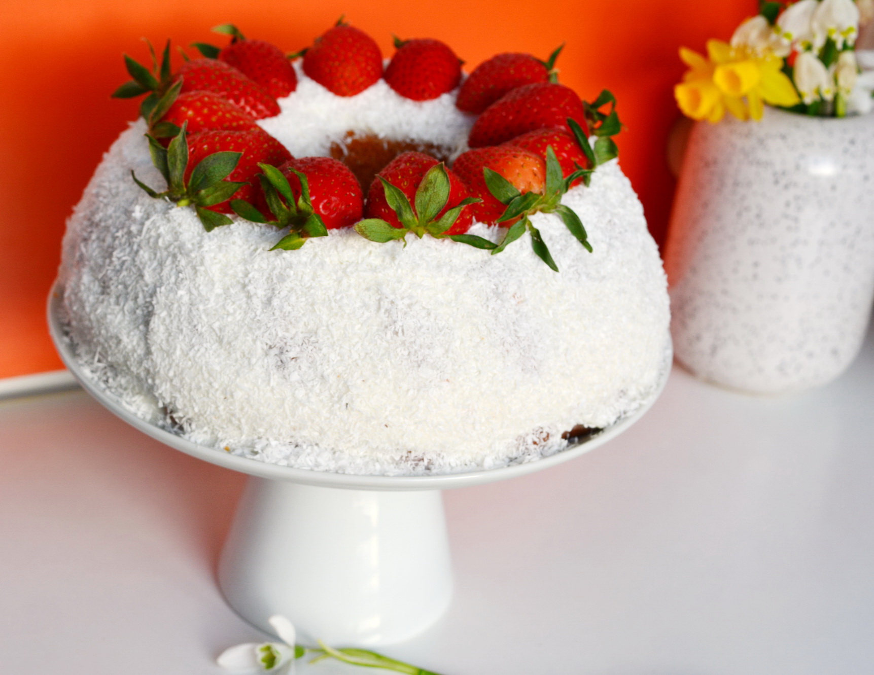 Desert tortulet cu migdale, crema de cocos si capsuni