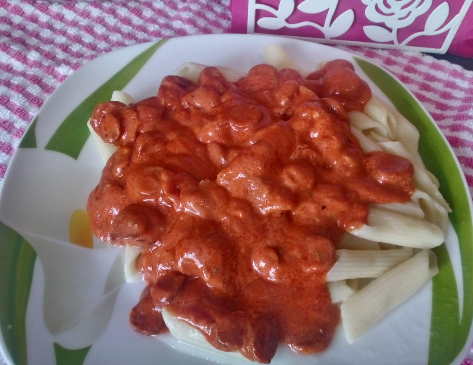 Penne cu cabanosi in sos de rosii