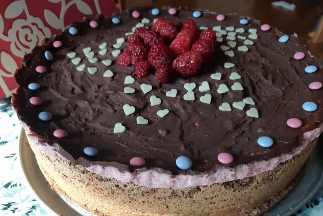 Desert tort cu crema de zmeura si glazura de ciocolata