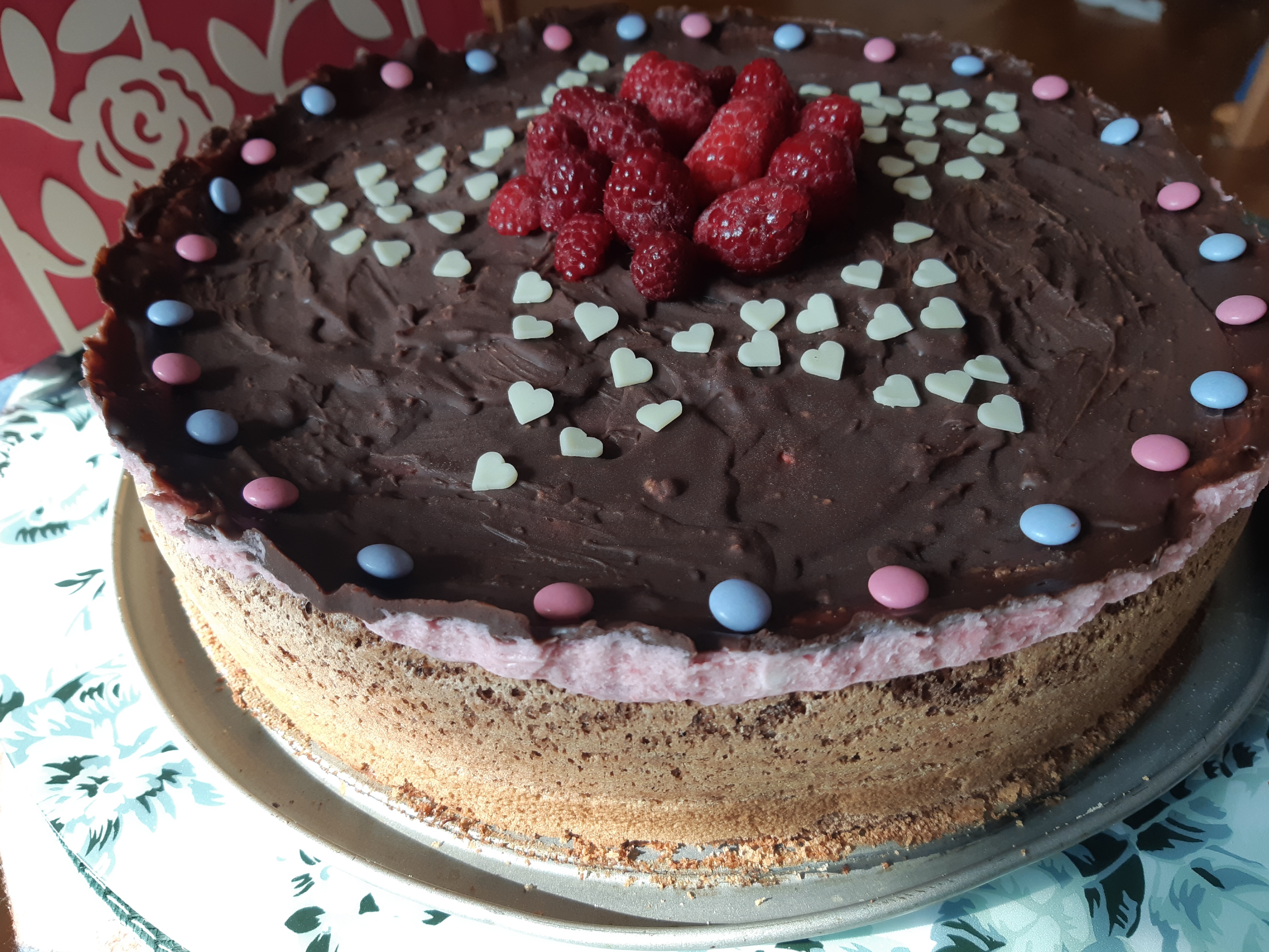 Desert tort cu crema de zmeura si glazura de ciocolata