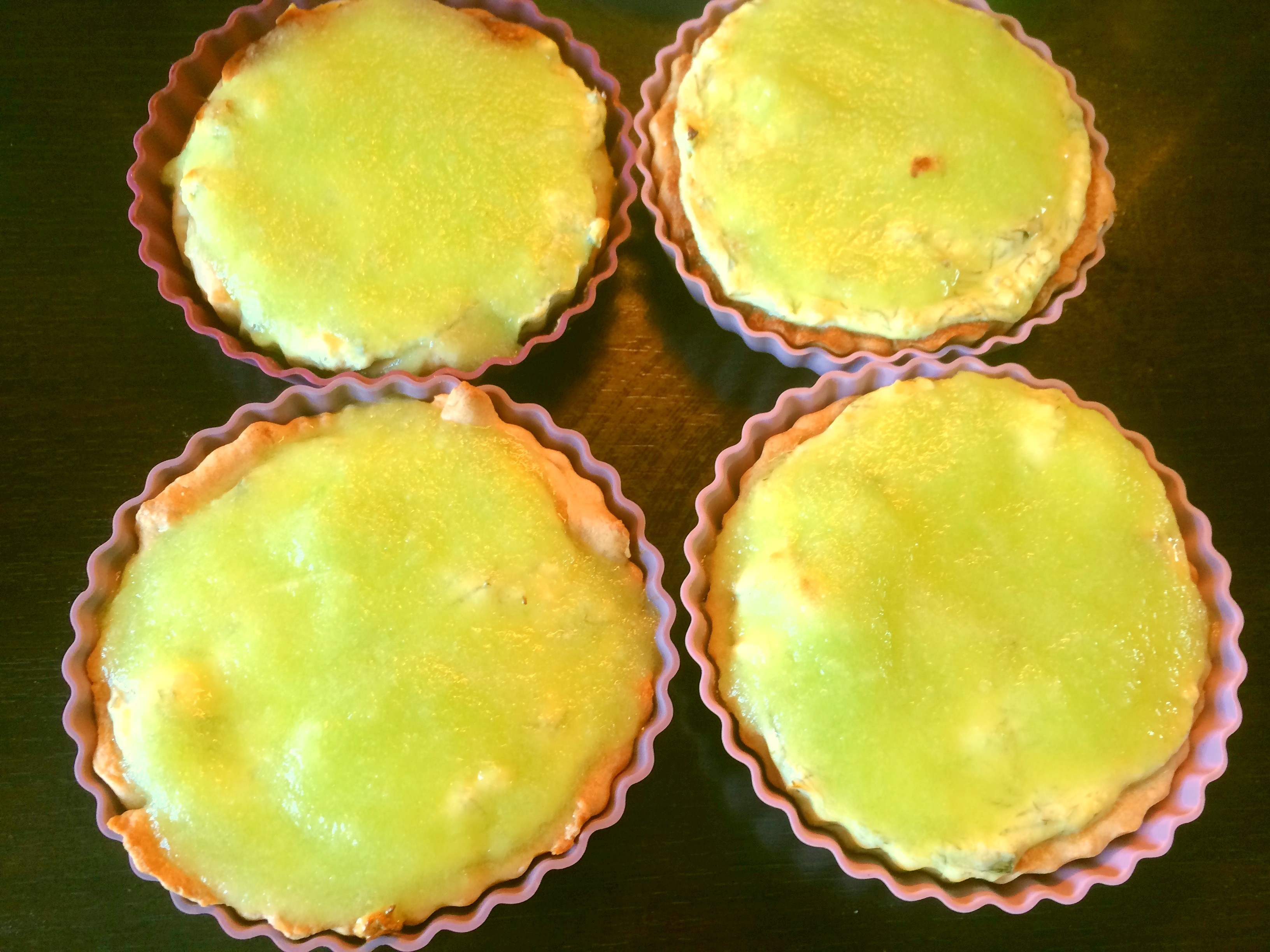 Aperitiv mini tarte cu crema de branza si jeleu de castraveti