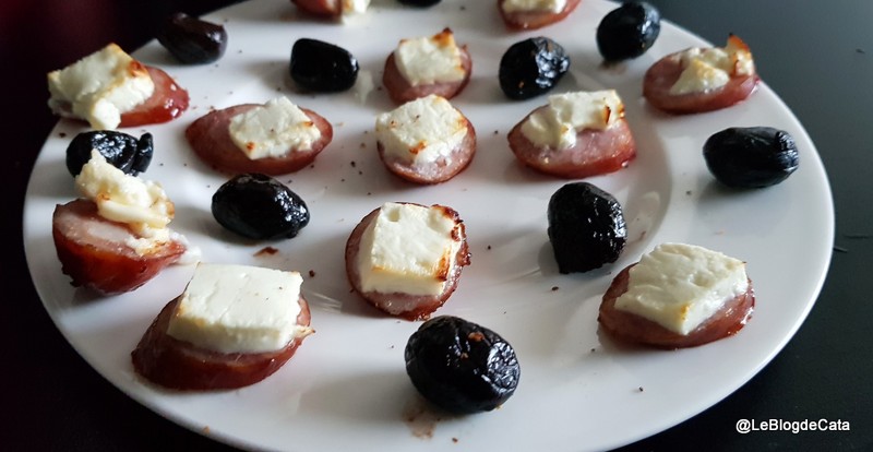 Aperitiv castravete cu salata de vinete si carnat la cuptor cu feta