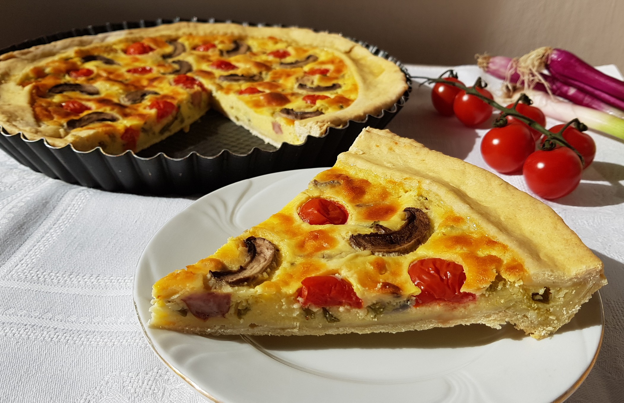 Aperitiv tarta cu branza, carnati si ciuperci