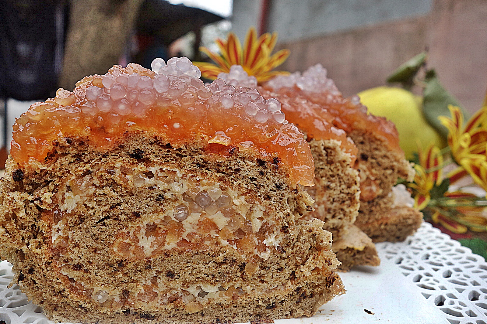 Desert rulada cu blat de cafea si umplutura de gem de gutui cu perle de tapioca