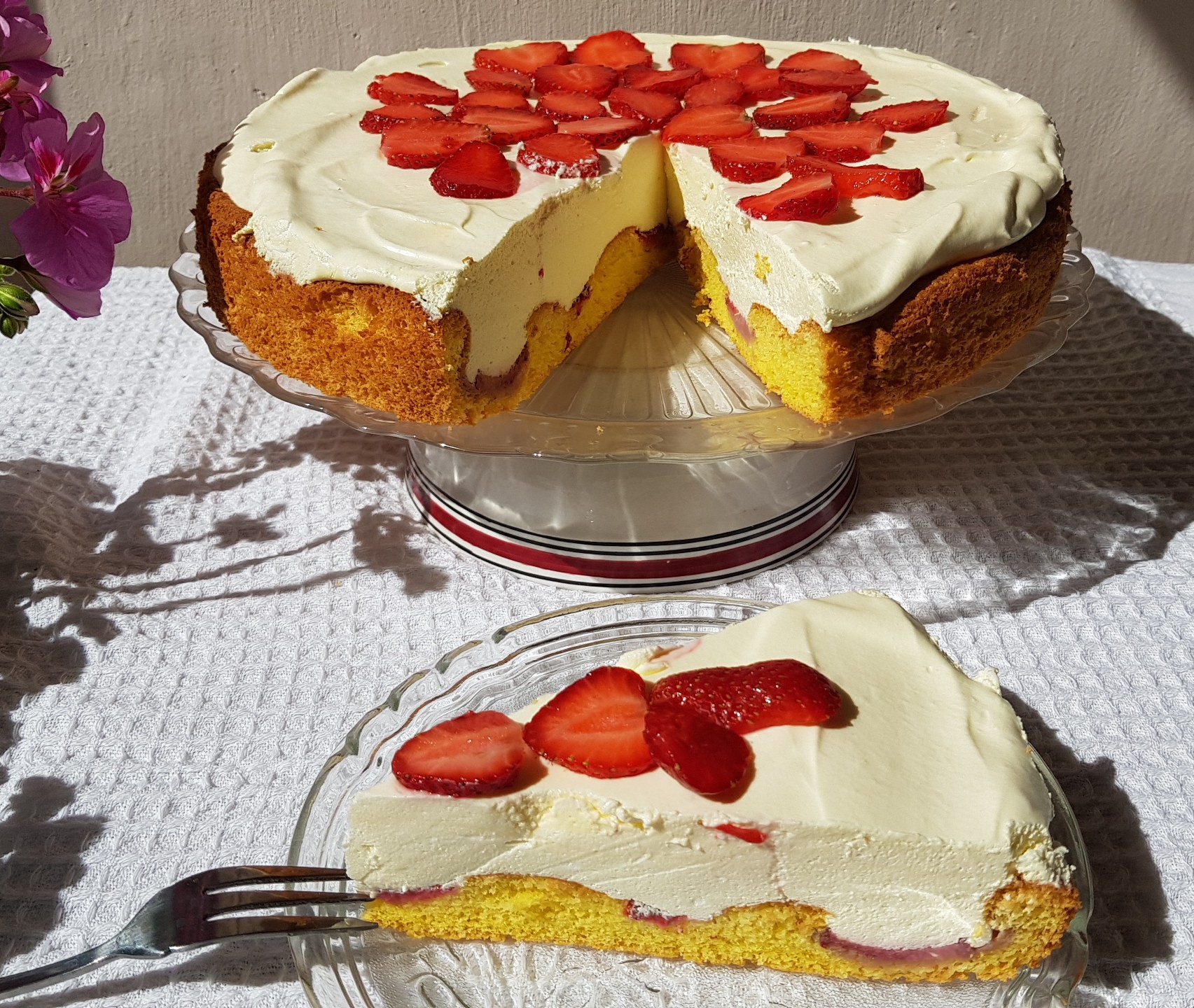 Desert tarta cu capsuni si crema bavareza de vanilie