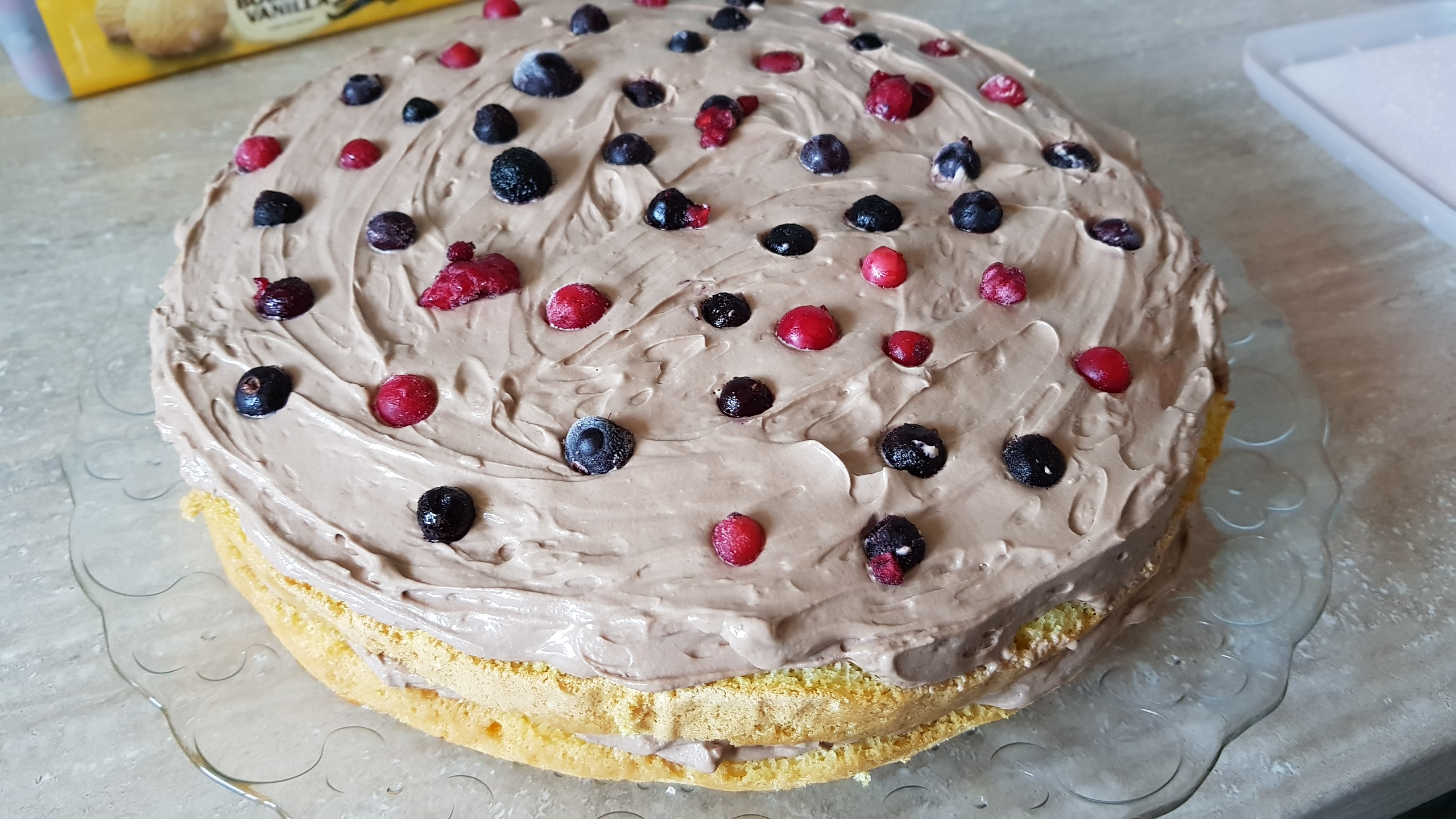 Desert tort cu crema de lapte condensat si fructe de padure