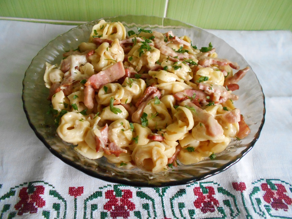 Tortellini cu sunca, smantana si cașcaval