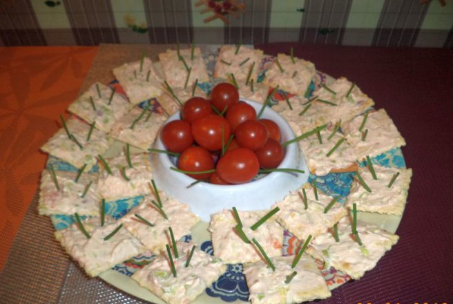 Aperitiv crackers cu crema de somon