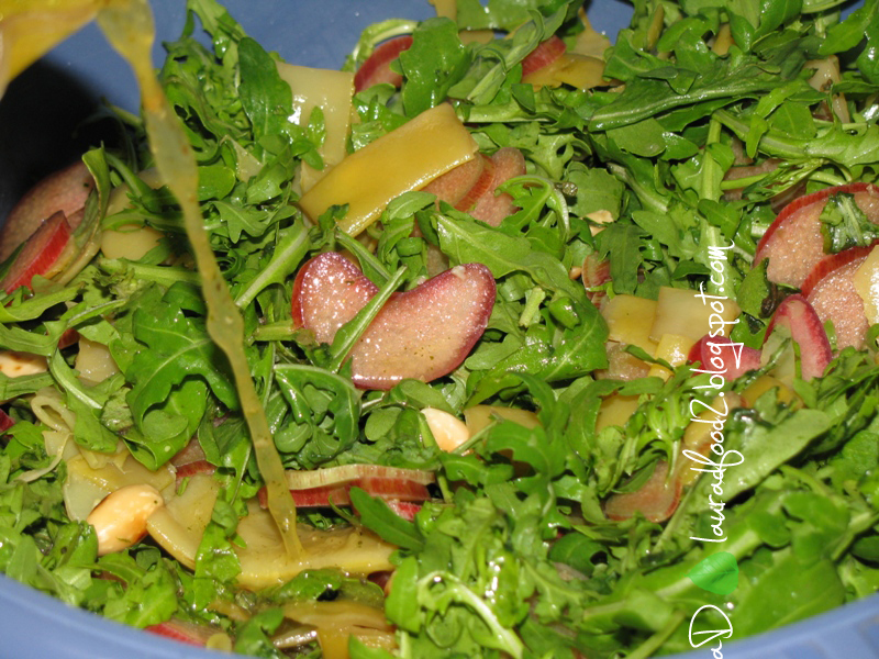 Salata cu fasole galbena pastai, rubarba, migdale si rucola