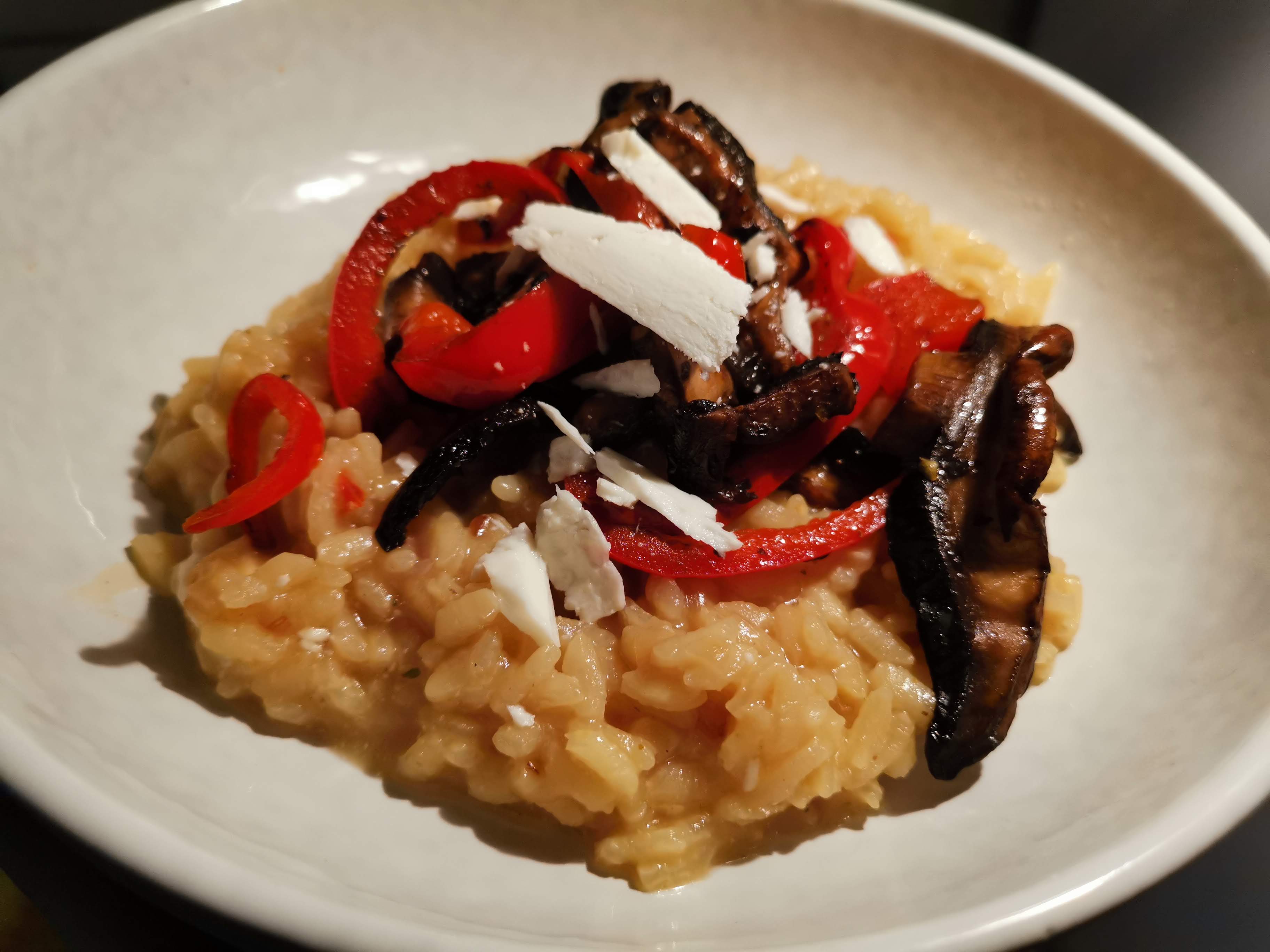 Risotto vegetarian cu ciuperci Portobello, za'atar si branza Feta