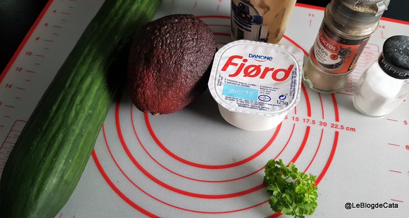 Salata de castravete cu sos de avocado