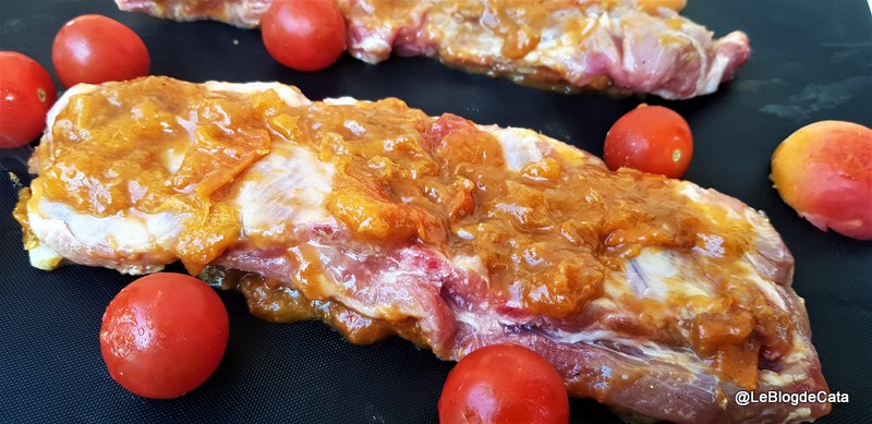 Scarita de porc (Ribs) cu sos de caise la gratar