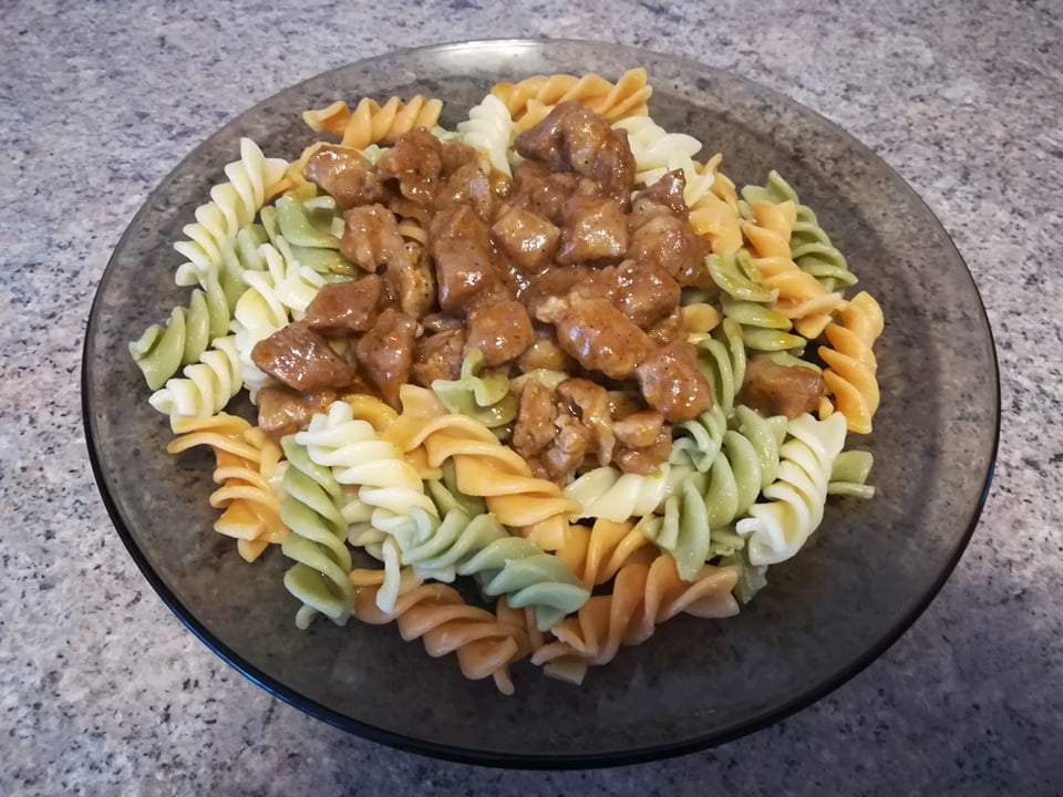 Fusilli tricolore cu carne de porc si sos de ketchup