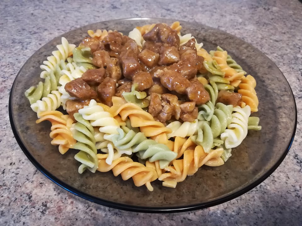 Fusilli tricolore cu carne de porc si sos de ketchup