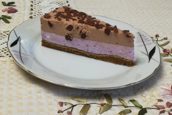 Desert cheesecake, cu ciocolata si fructe de padure