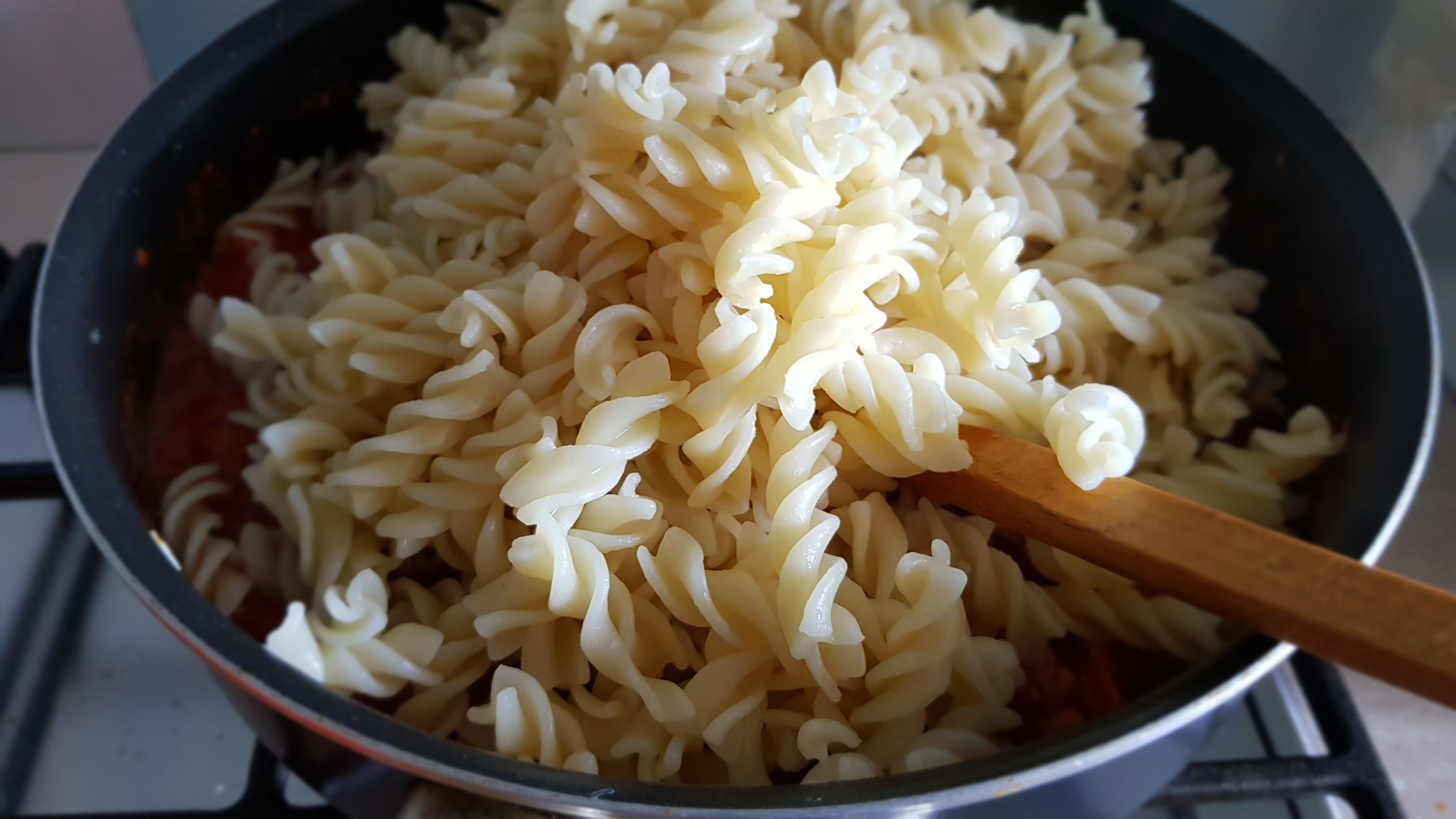 Paste cu piept de pui in sos chilli si mozzarela