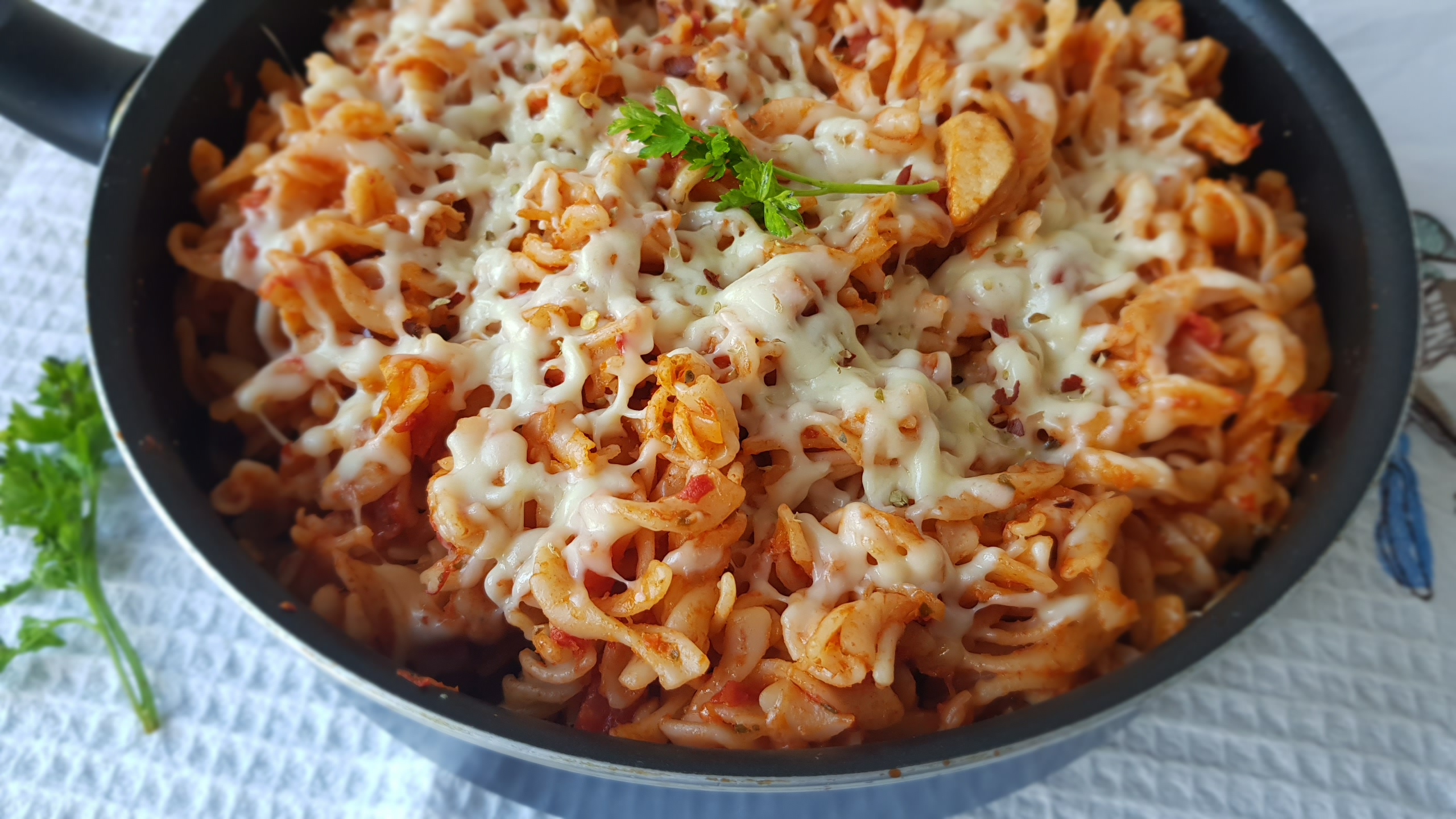 Paste cu piept de pui in sos chilli si mozzarela