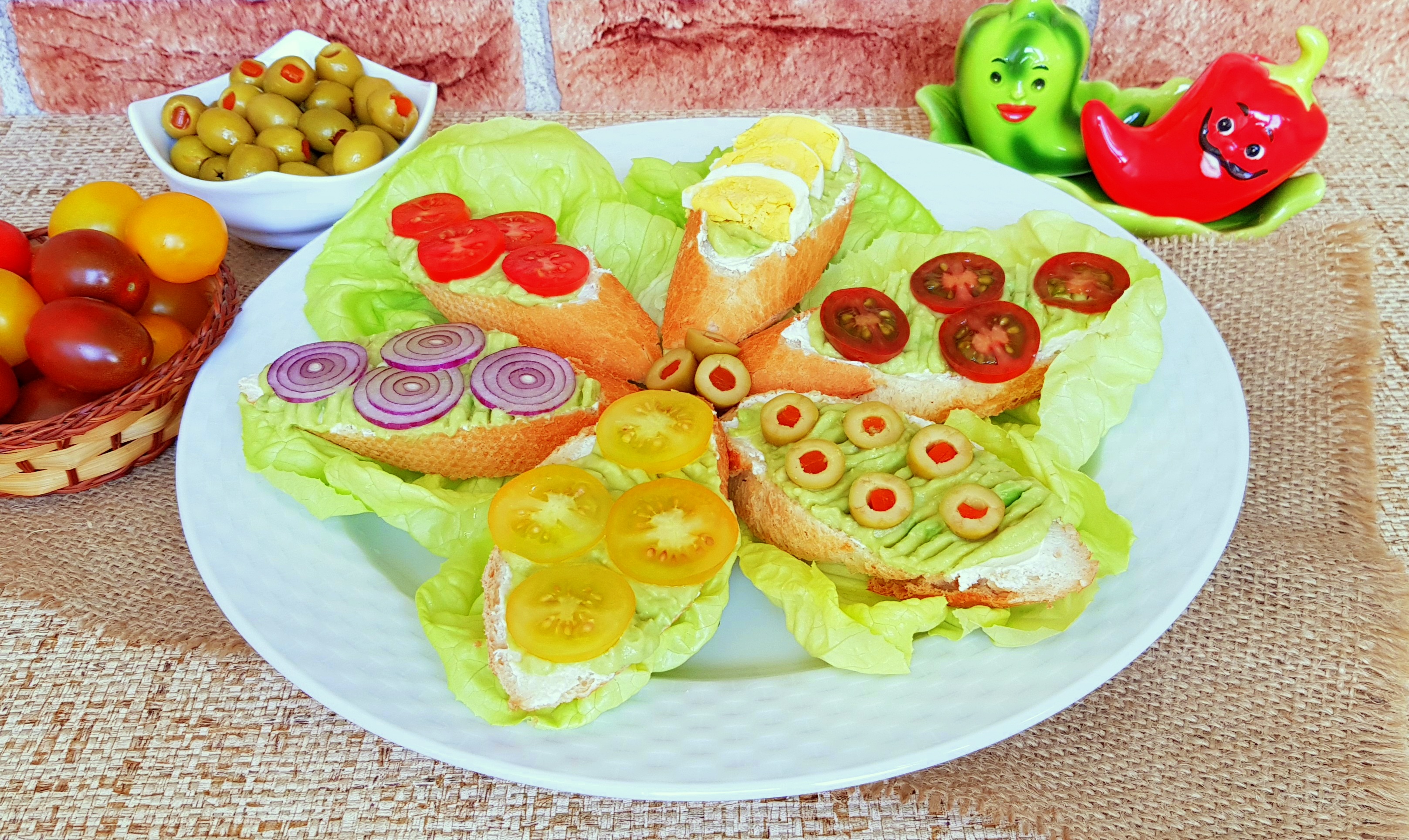 Aperitiv tartine cu branza, avocado si diverse combinatii