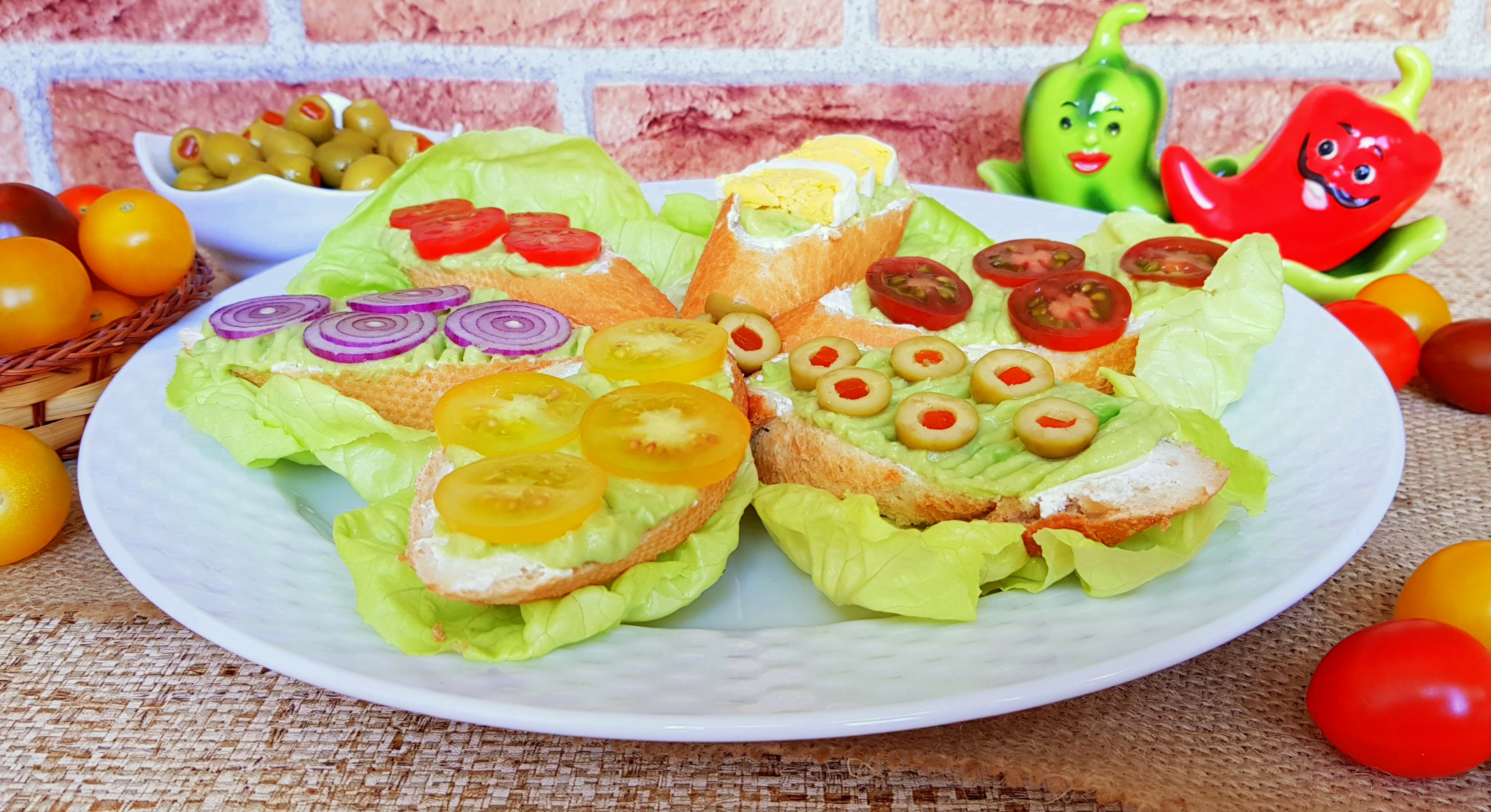 Aperitiv tartine cu branza, avocado si diverse combinatii