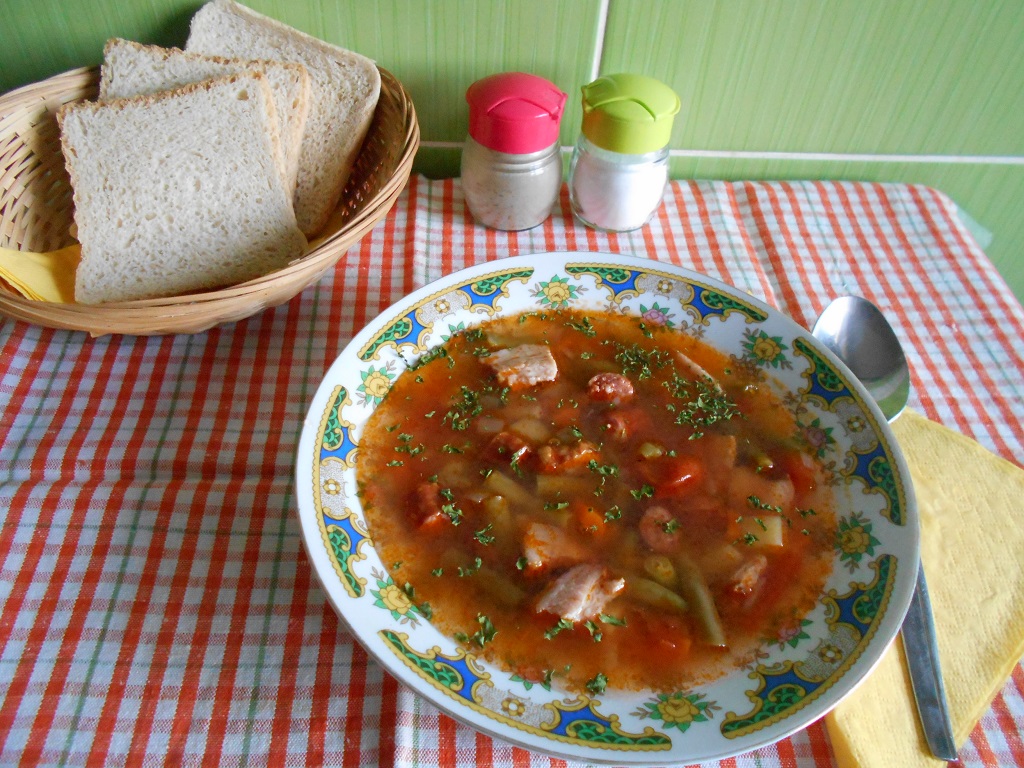 Ciorba de fasole verde, cu afumaturi