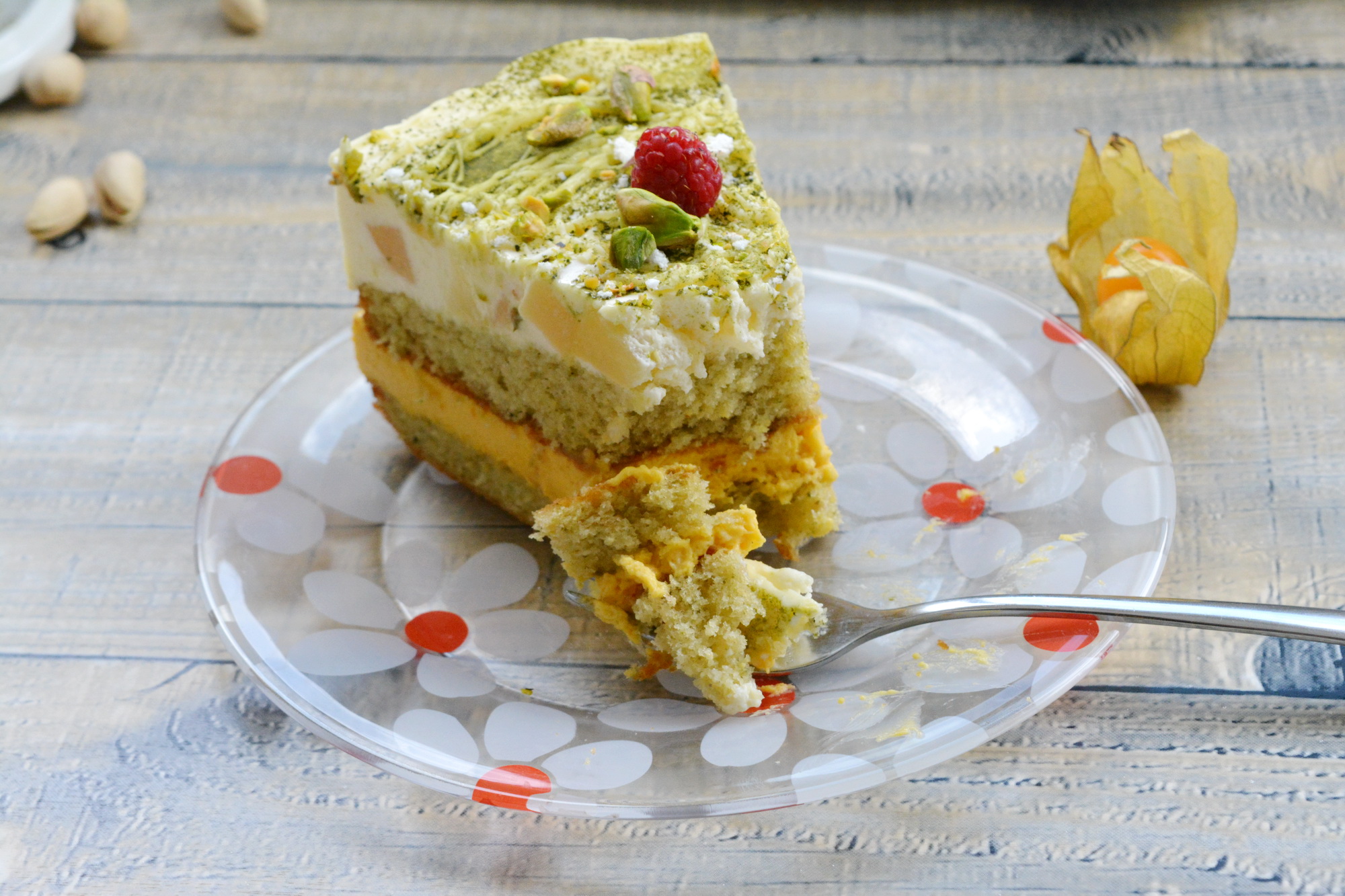 Desert tort cu macha, mousse de mango si crema de ciocolata alba cu pere