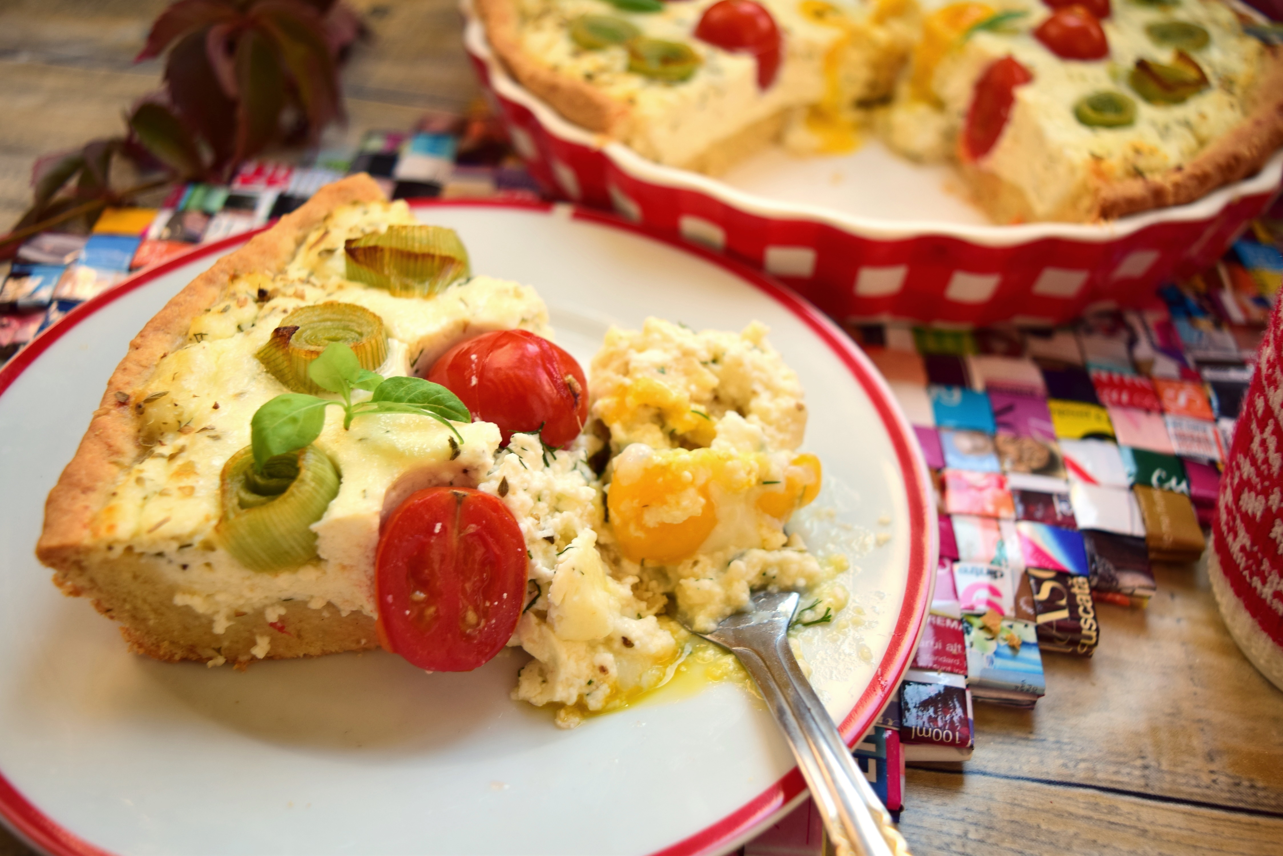 Aperitiv tarta cu branzeturi, legume si oua de prepelita