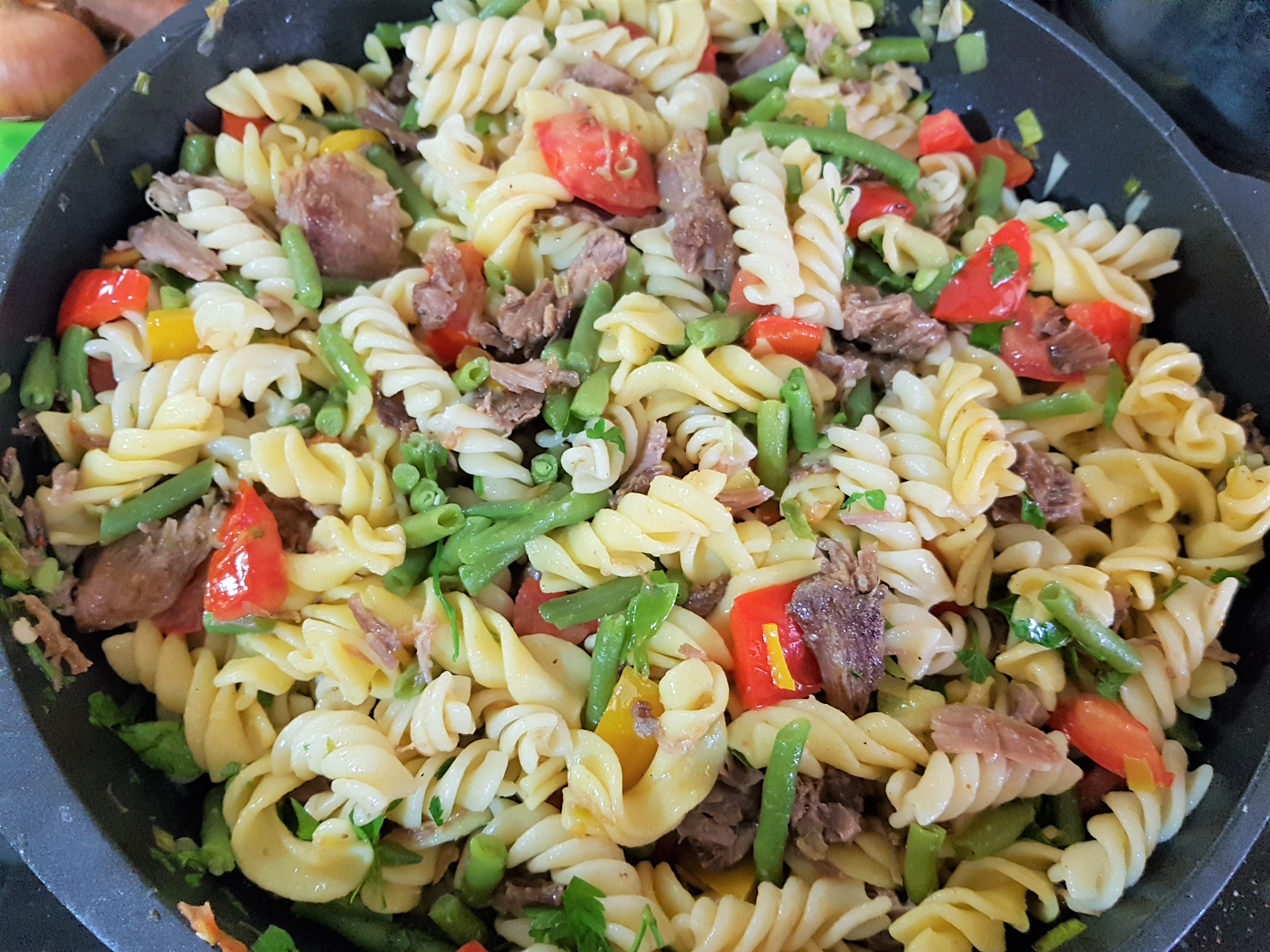 Salata calda cu fusilli, fasole verde si carnita de vitel