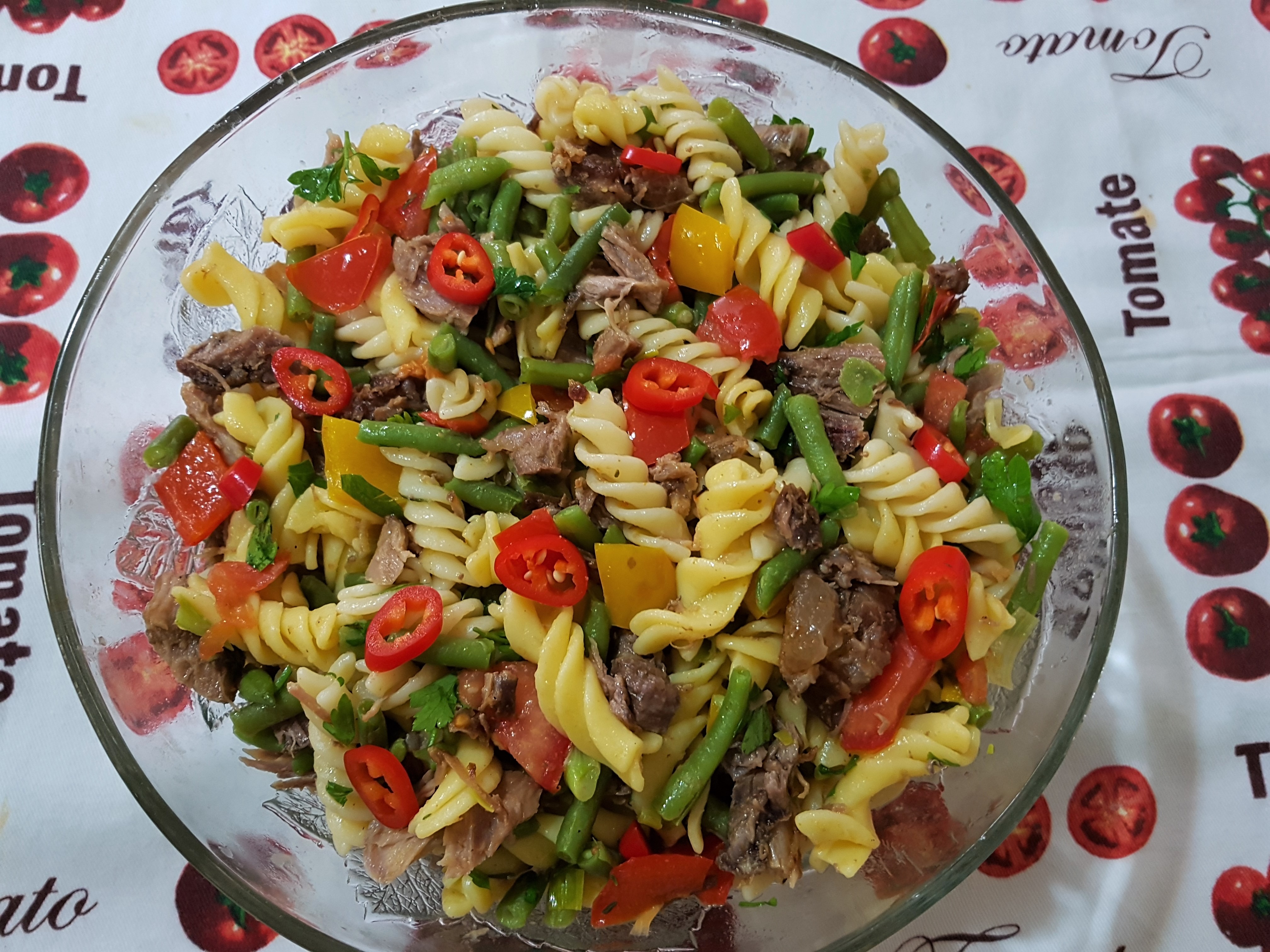 Salata calda cu fusilli, fasole verde si carnita de vitel