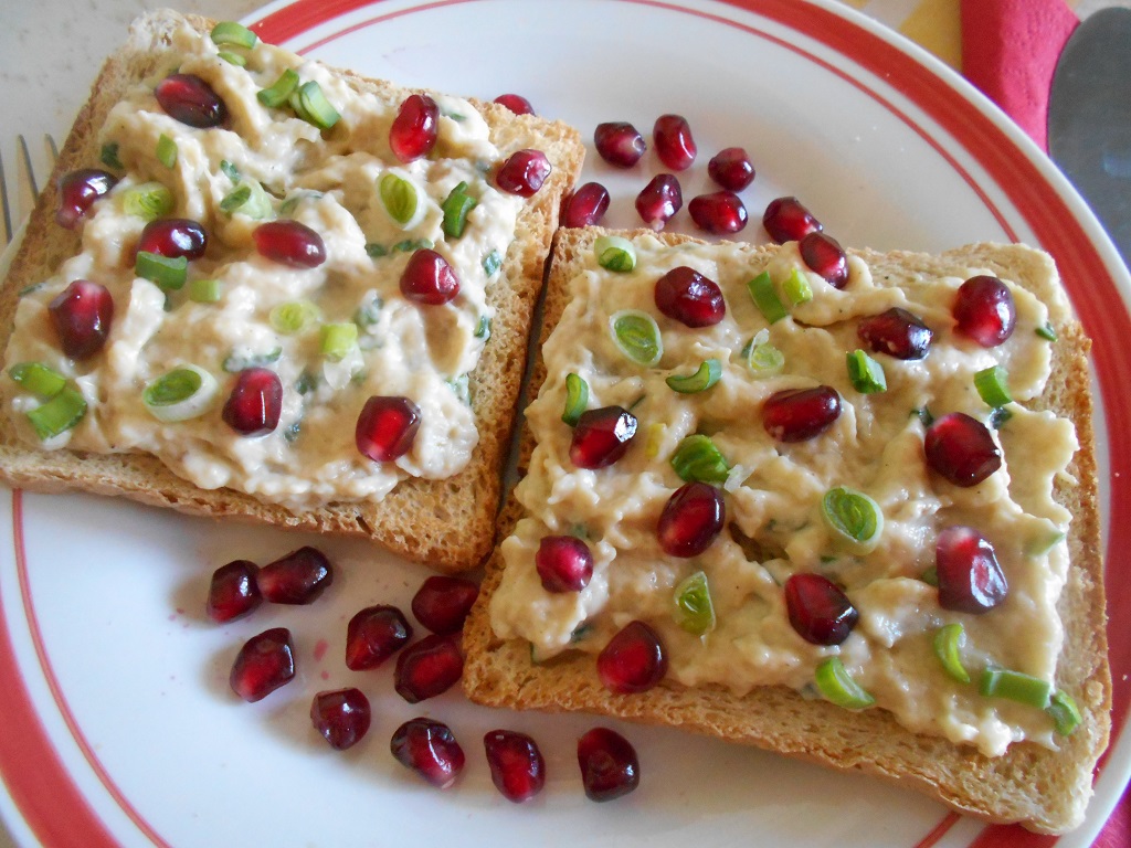 Salata fina de vinete, cu maioneza, ceapa verde si rodie