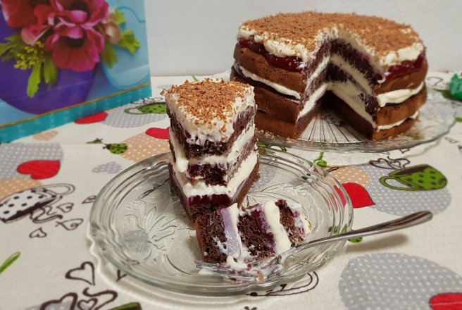 Desert tort cu jeleu de fructe de padure si crema mascarpone