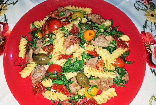 Salata de fusilli cu carne de vitel si rucola