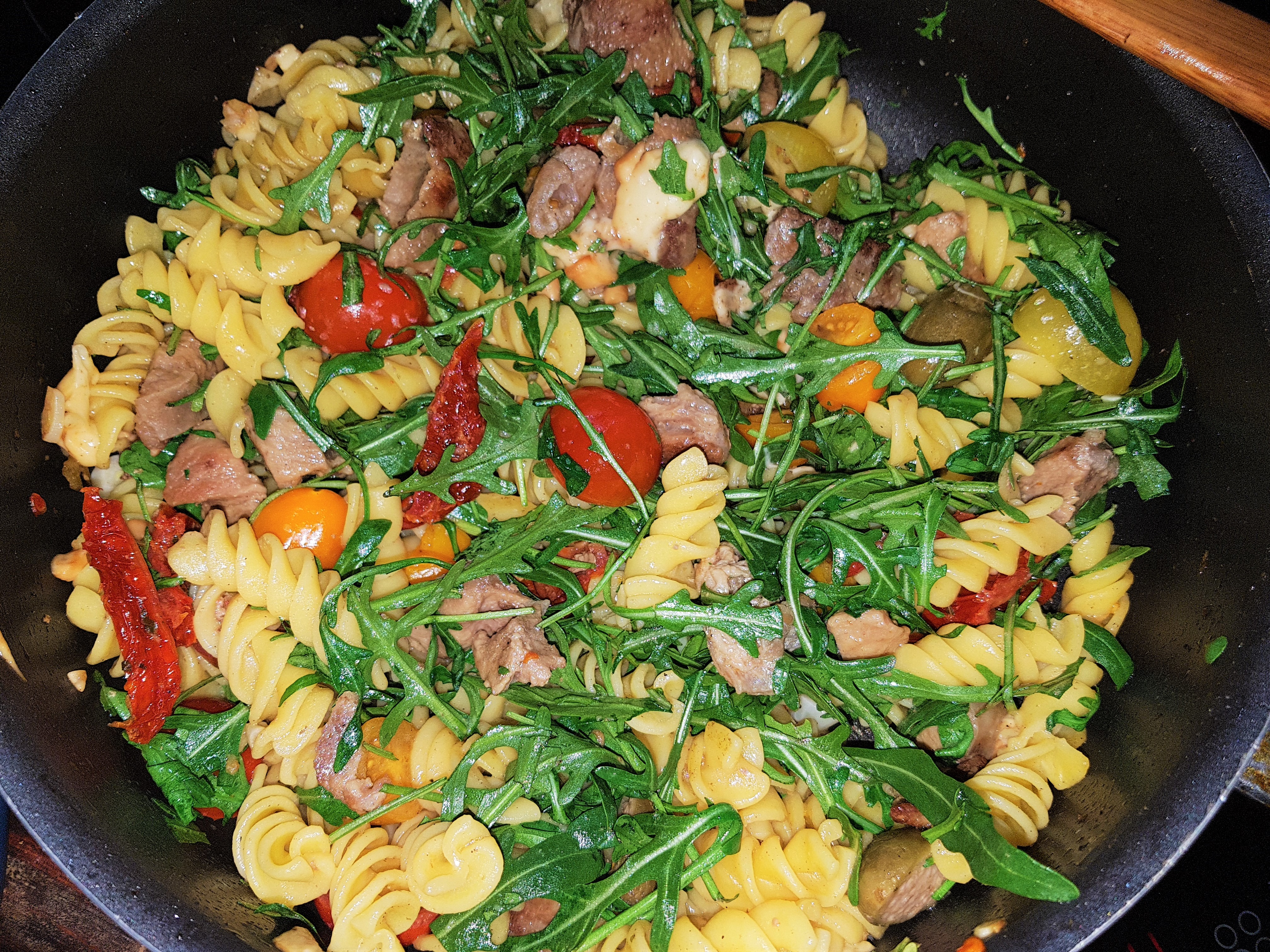 Salata de fusilli cu carne de vitel si rucola