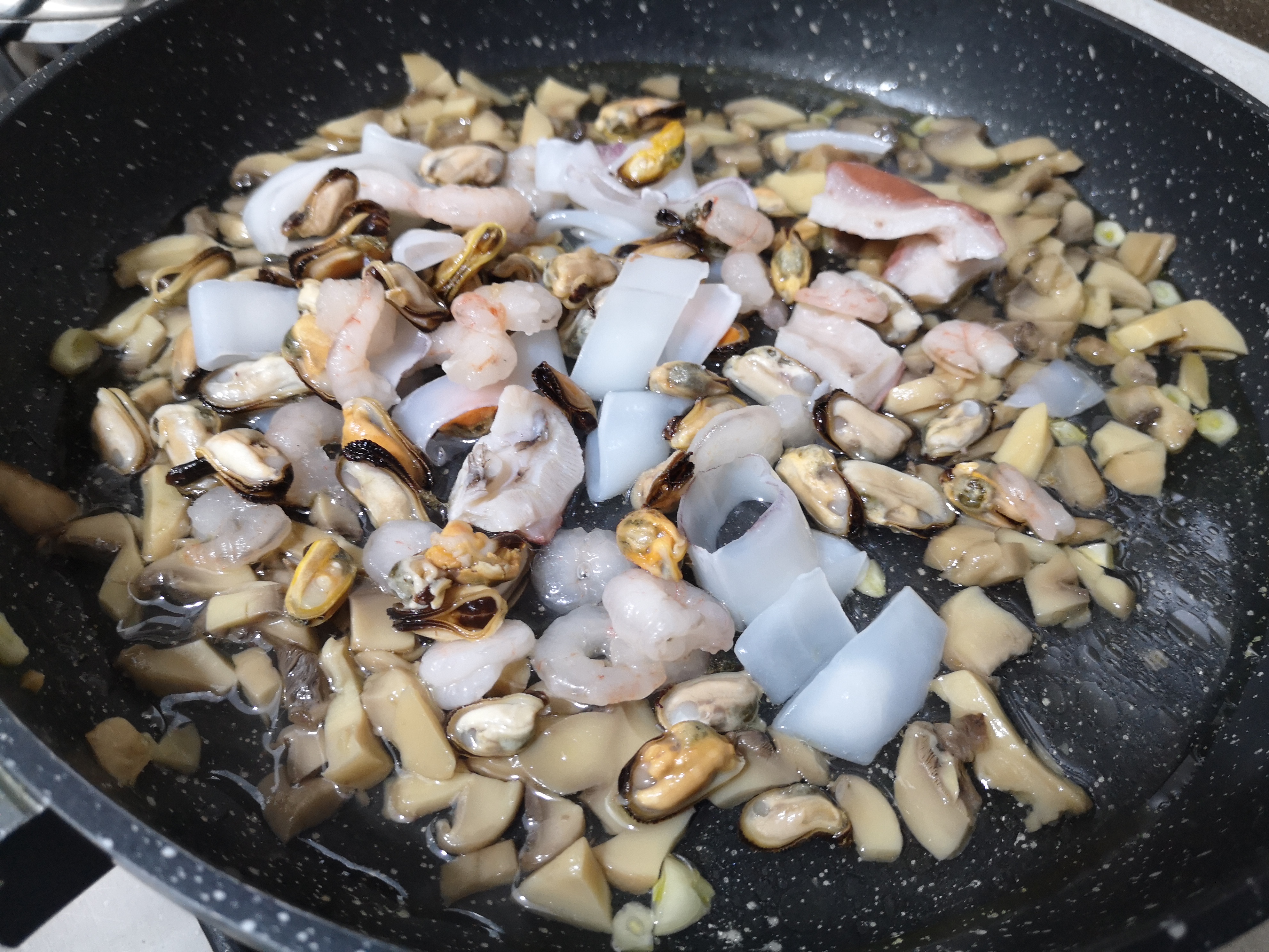 Tagliatelle cu fructe de mare