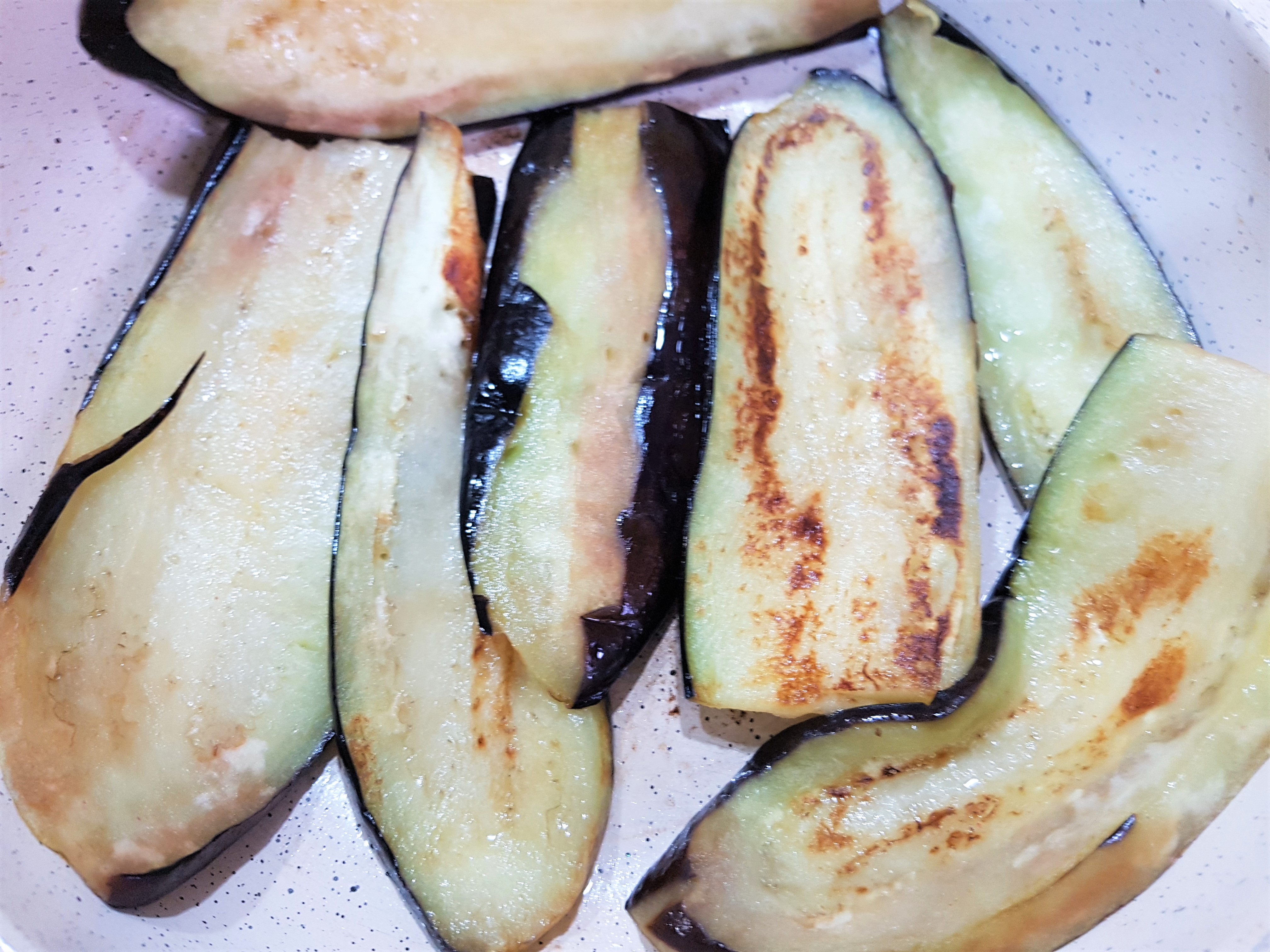 Snitele gratinate cu rosii, vinete si Cheddar