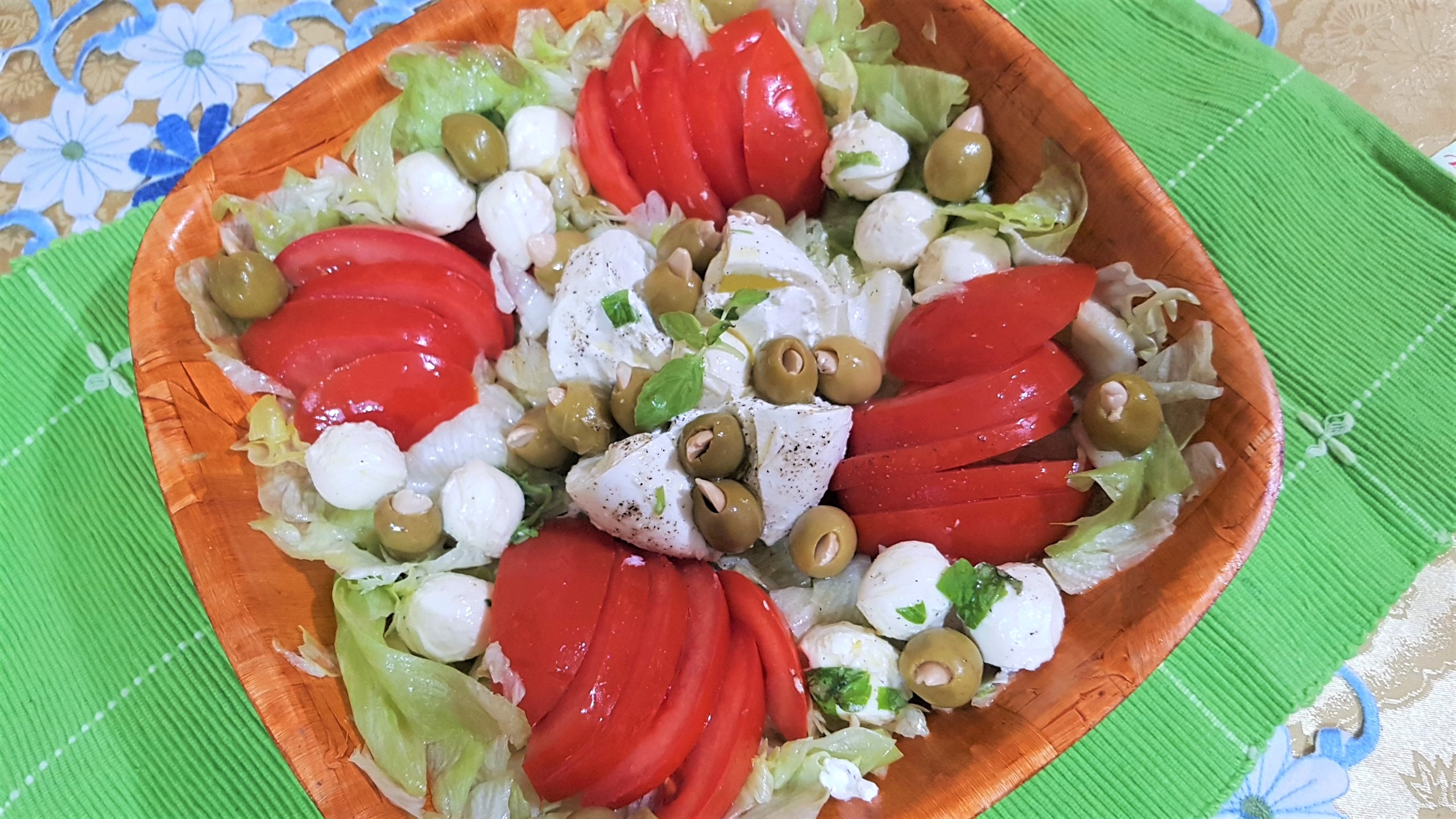 Salata cu burata, mozzarella si rosii